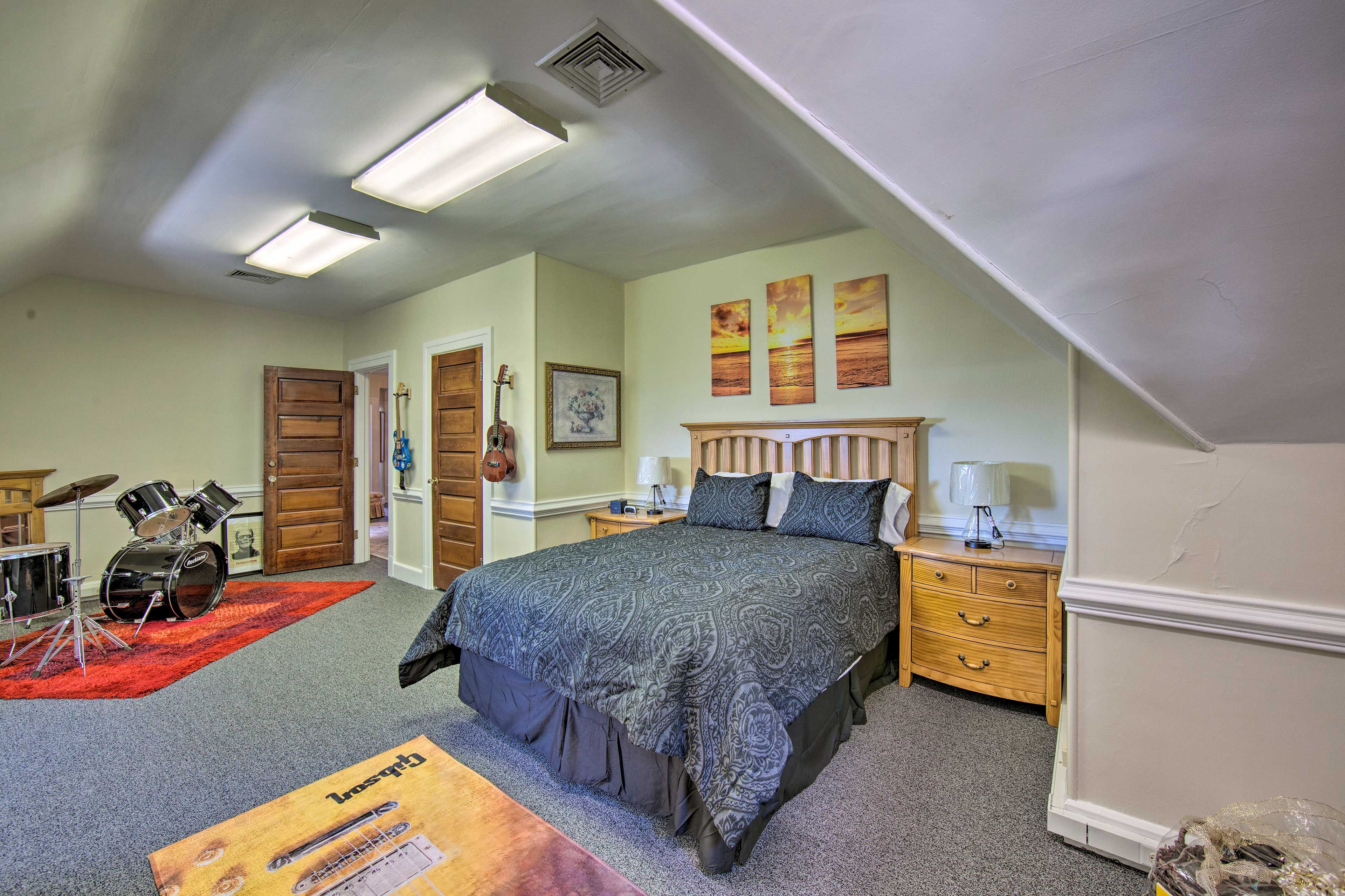 Bedroom 10 | Queen Bed | 3rd Floor