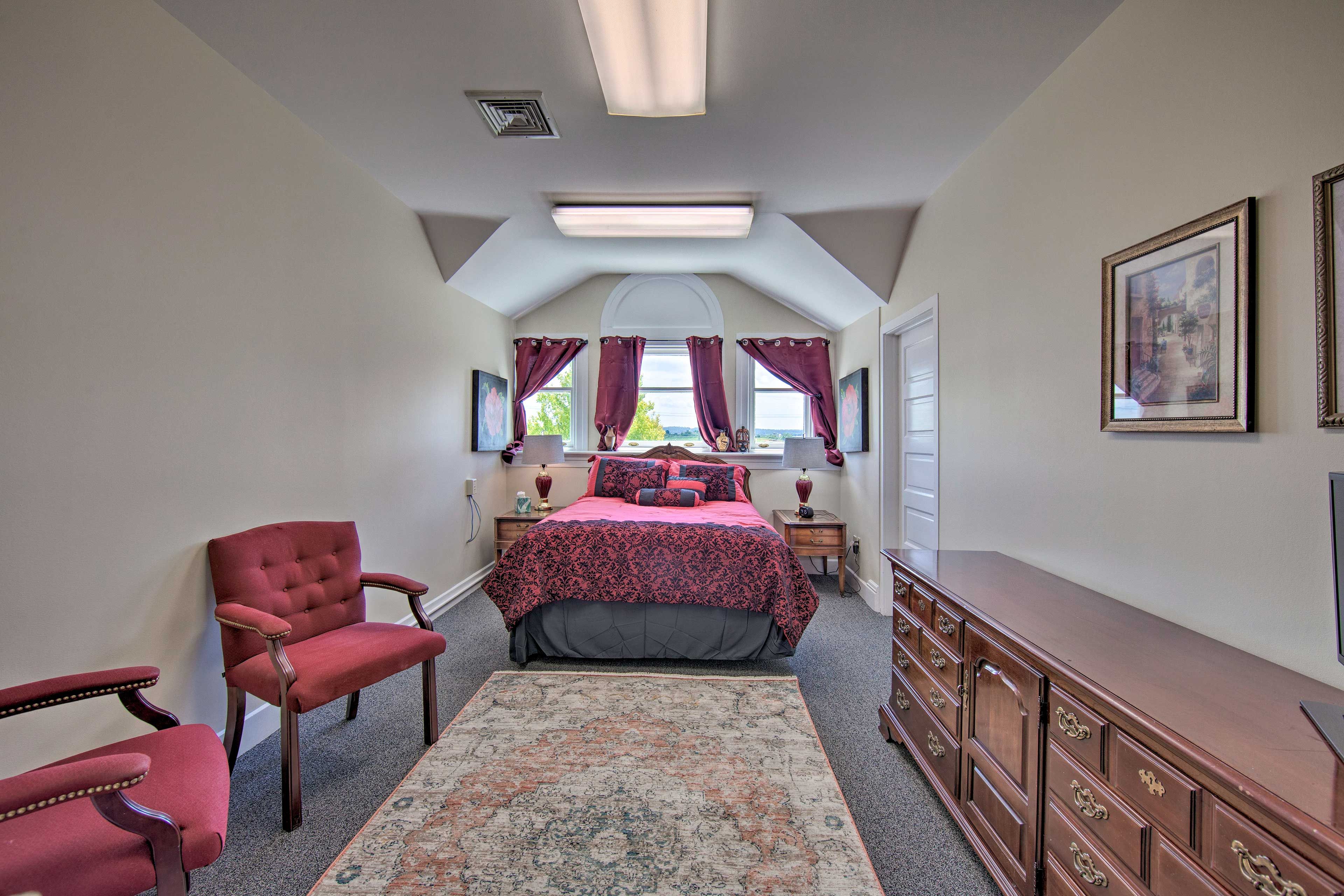 Bedroom 7 | King Bed | 3rd Floor
