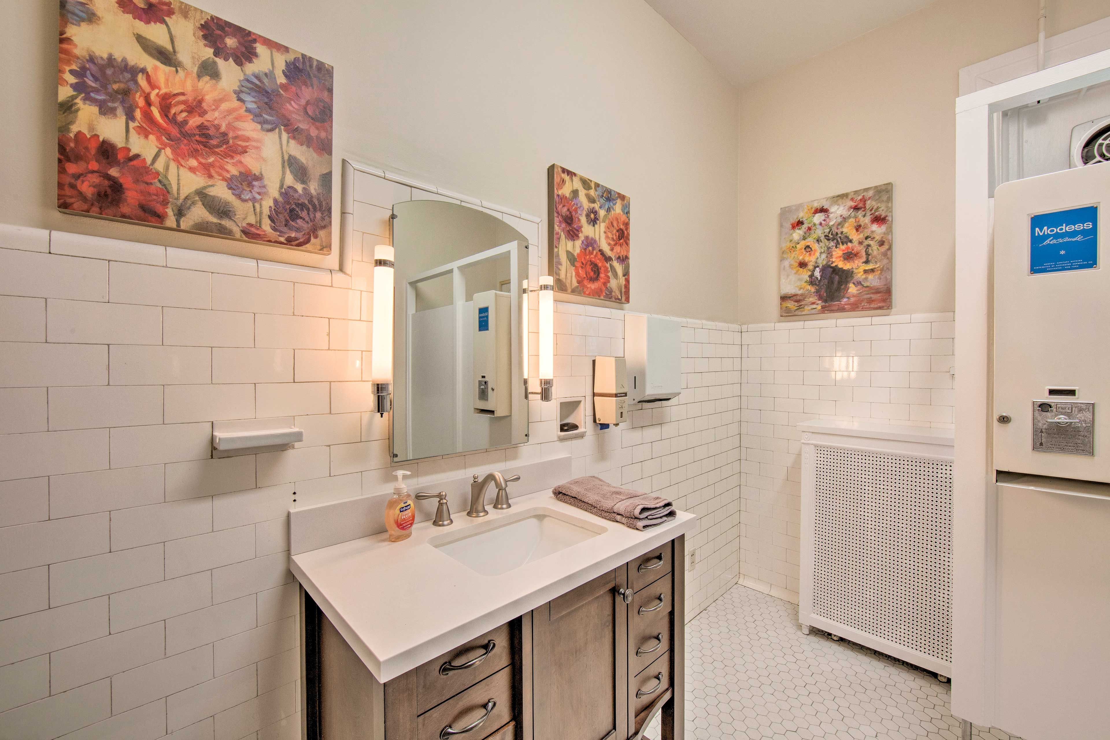 Full Bathroom | Complimentary Toiletries | 2nd Floor