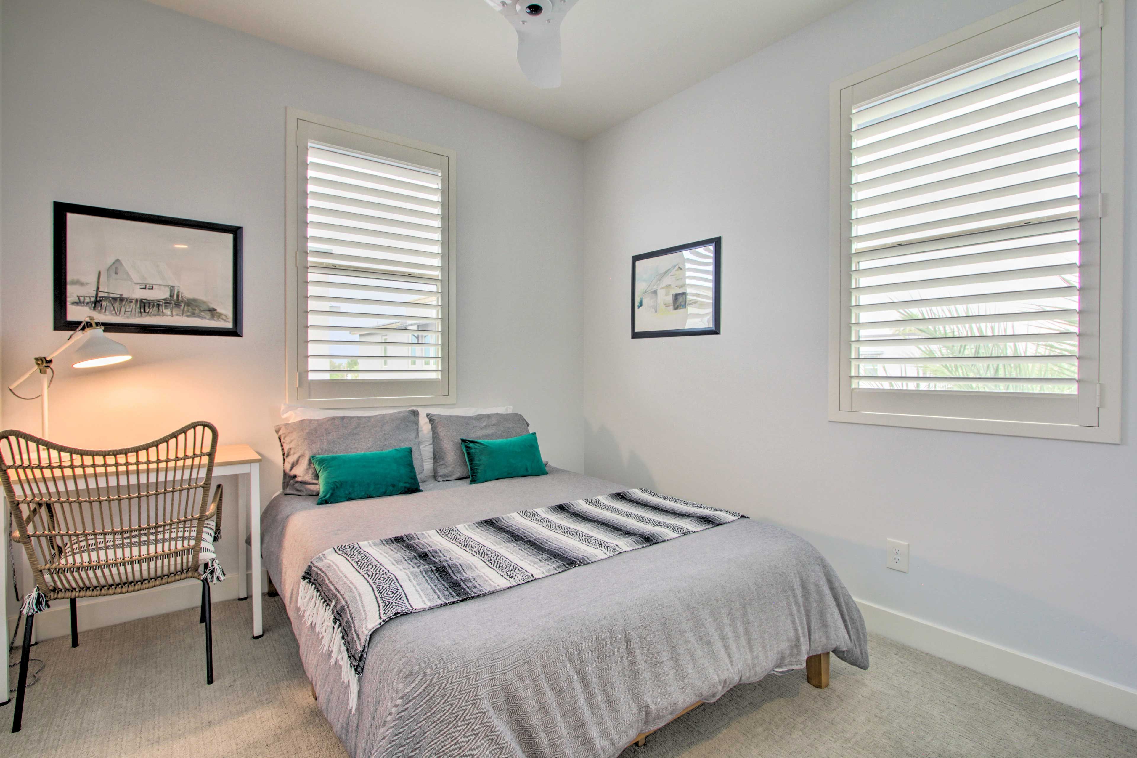 Bedroom 2 | Queen Bed | 3rd Floor | Desk