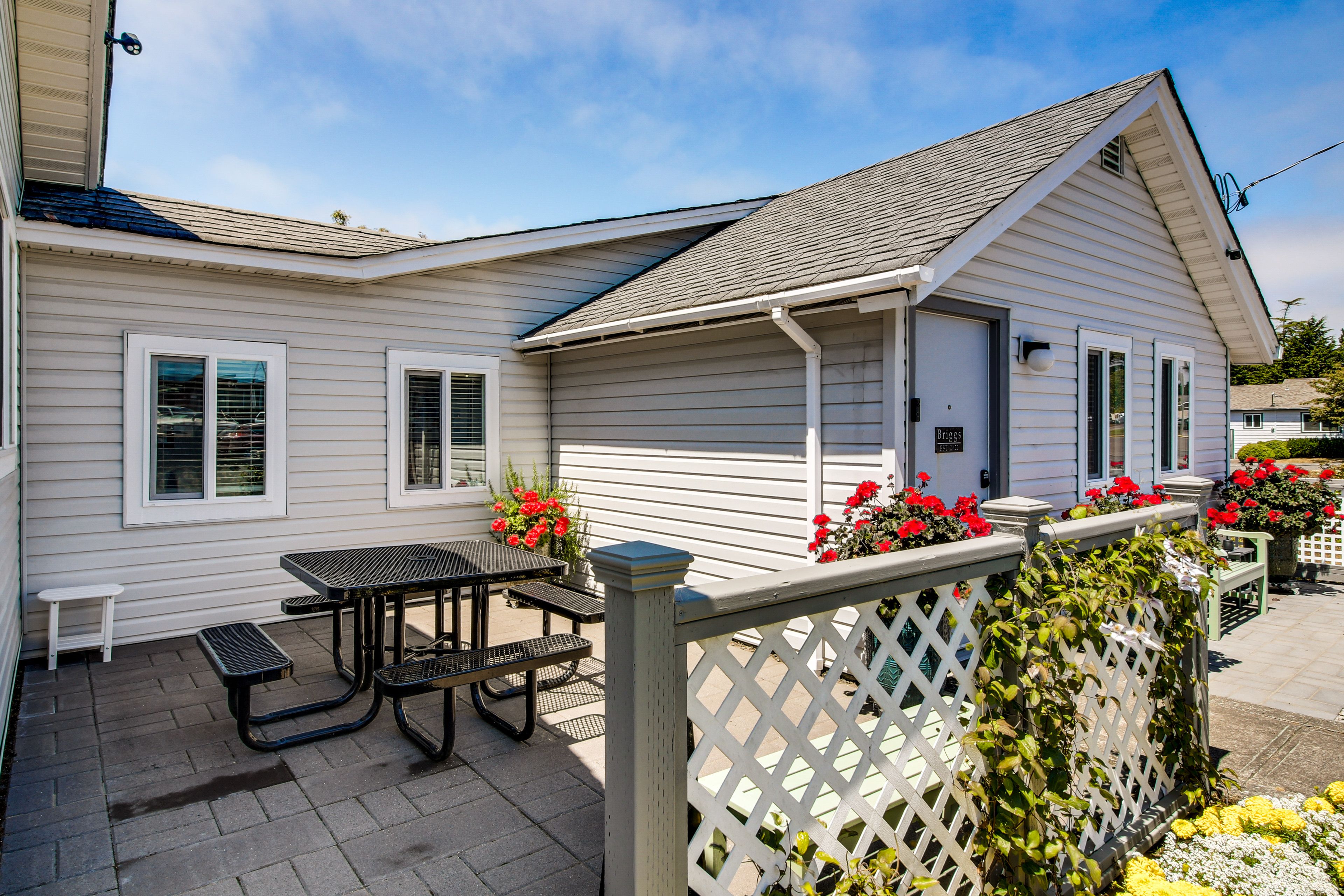 Front Patio | Outdoor Dining