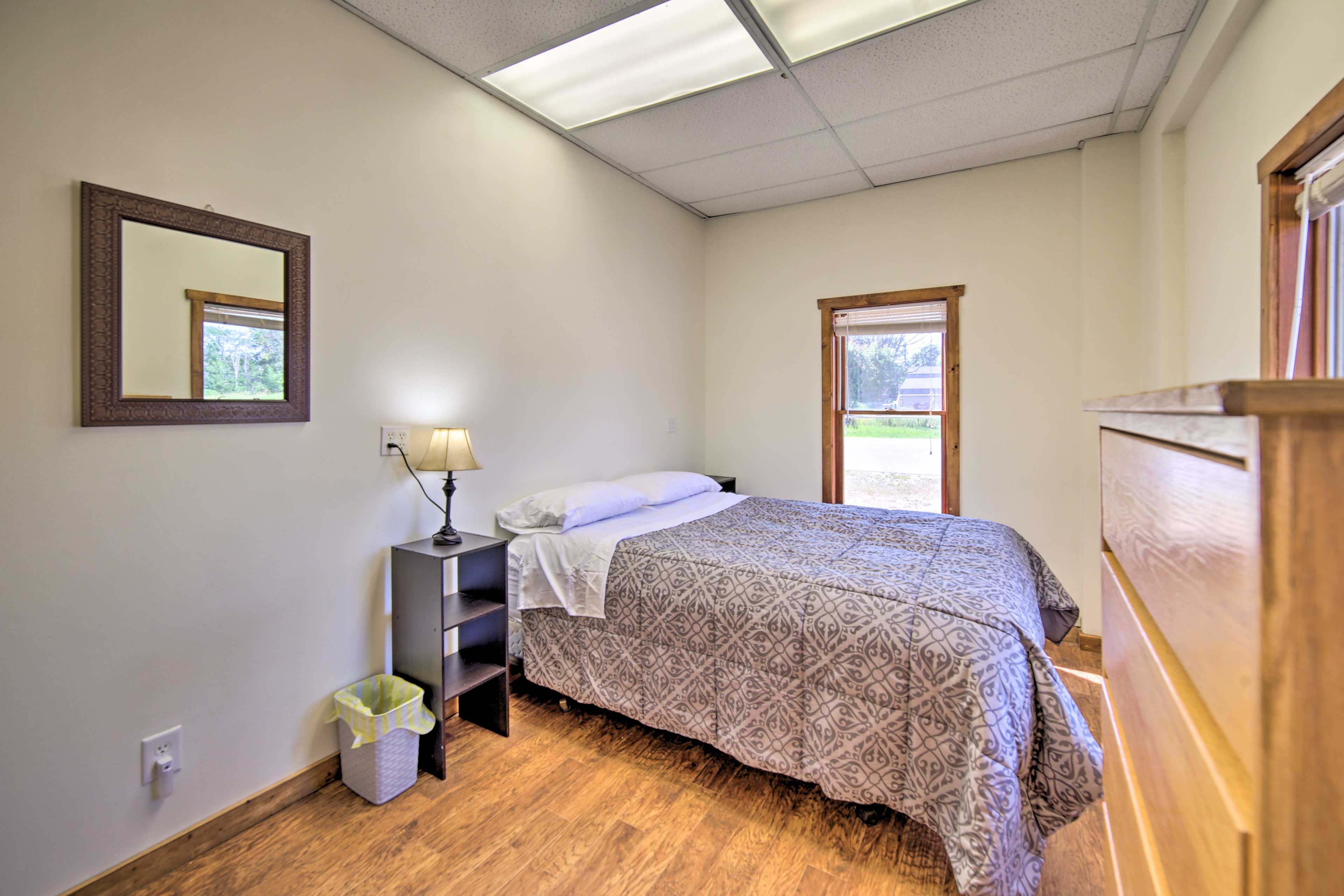 Bedroom 1 | Queen Bed
