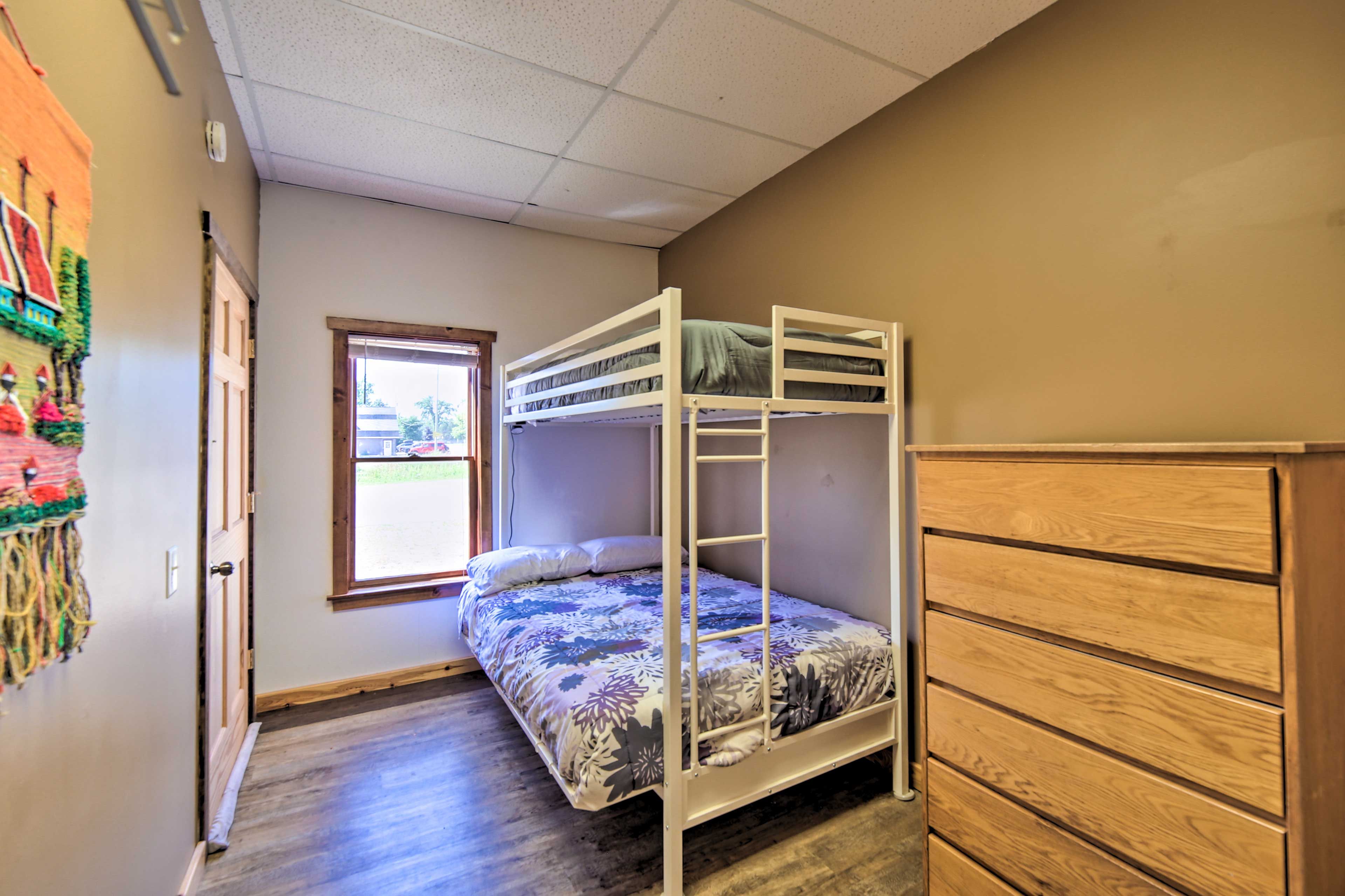 Bedroom 3 | Twin/Full Bunk Bed