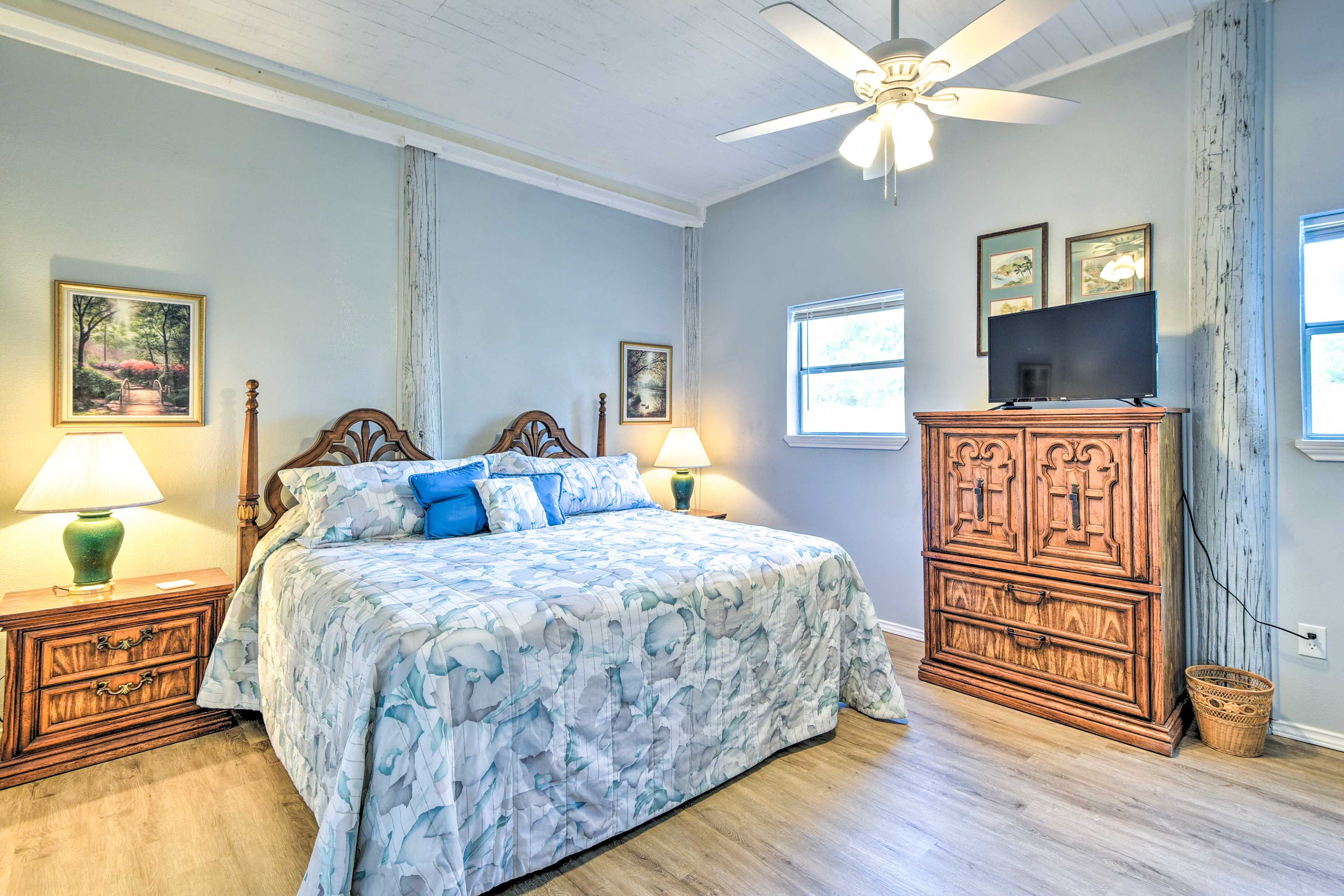 Bedroom 1 | King Bed | Linens Provided | Smart TV w/ Cable