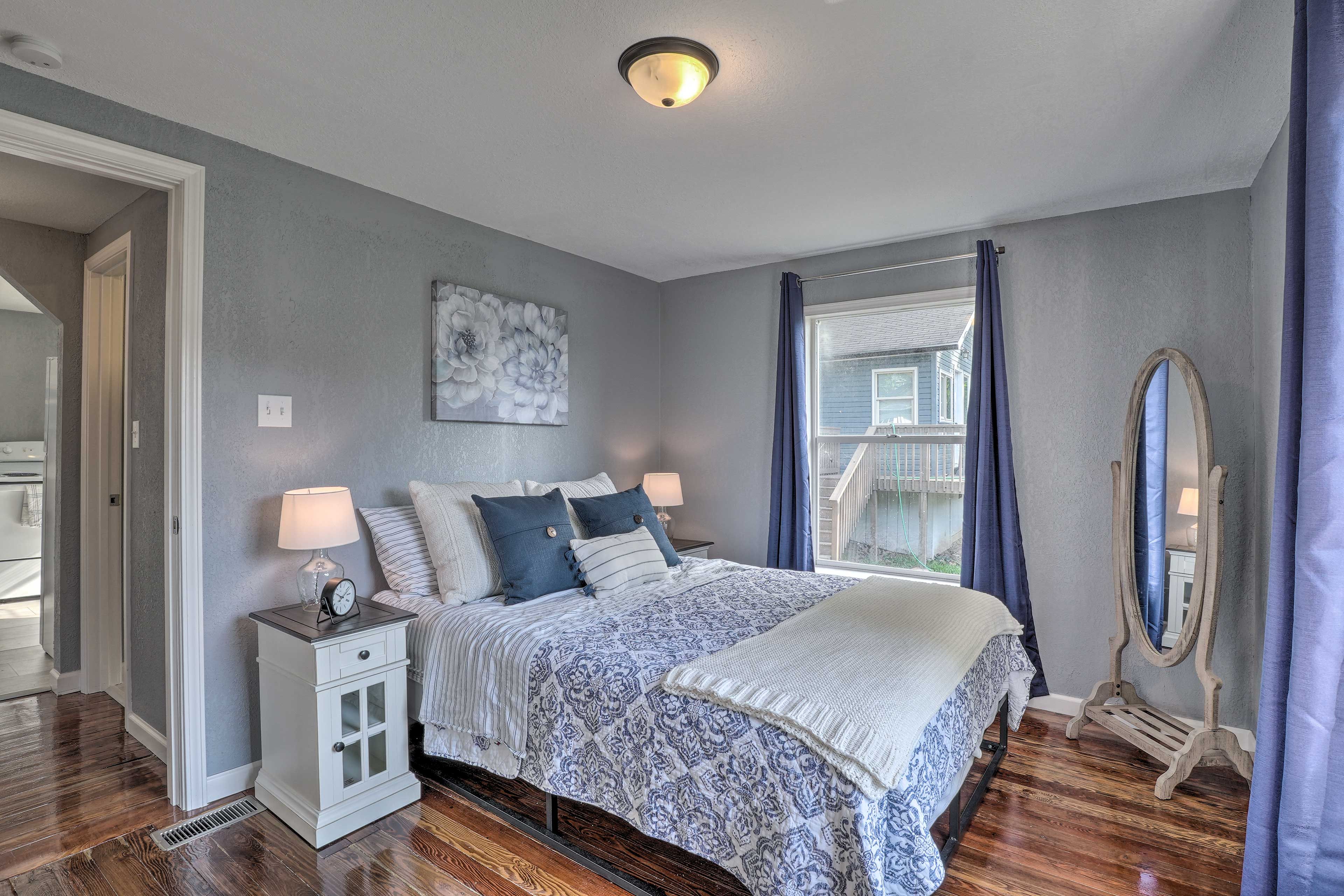 Bedroom | Queen Bed
