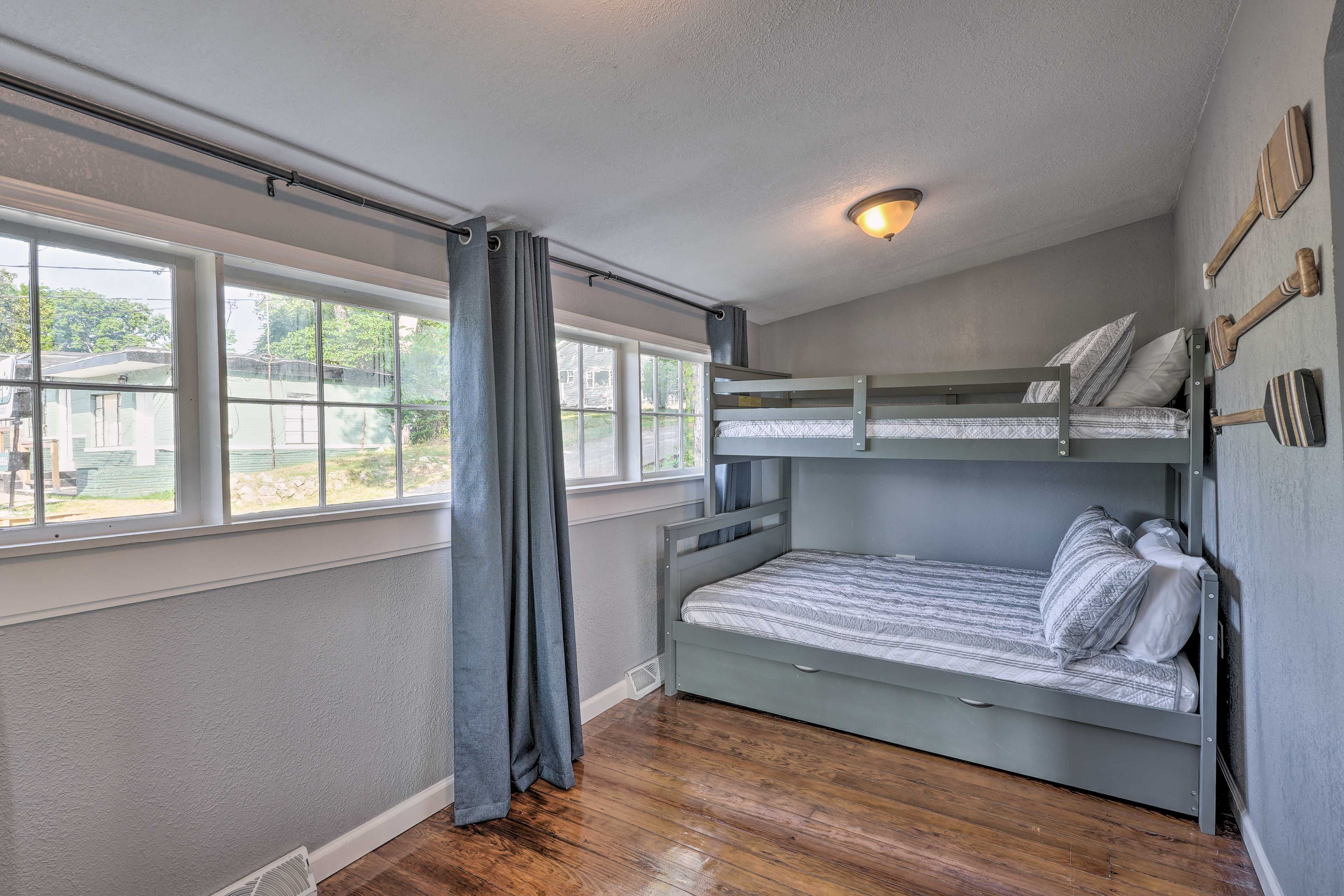 Bonus Room | Twin/Full Bunk Bed w/ Twin Trundle