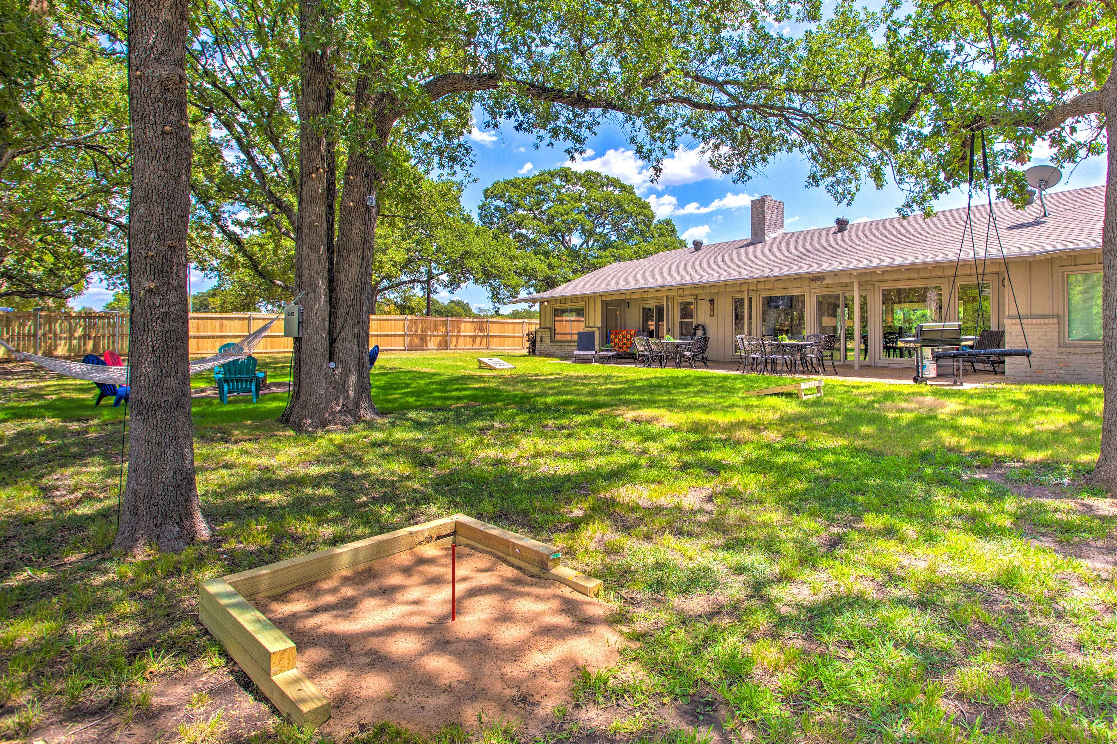 House Exterior | Horseshoes | Cornhole