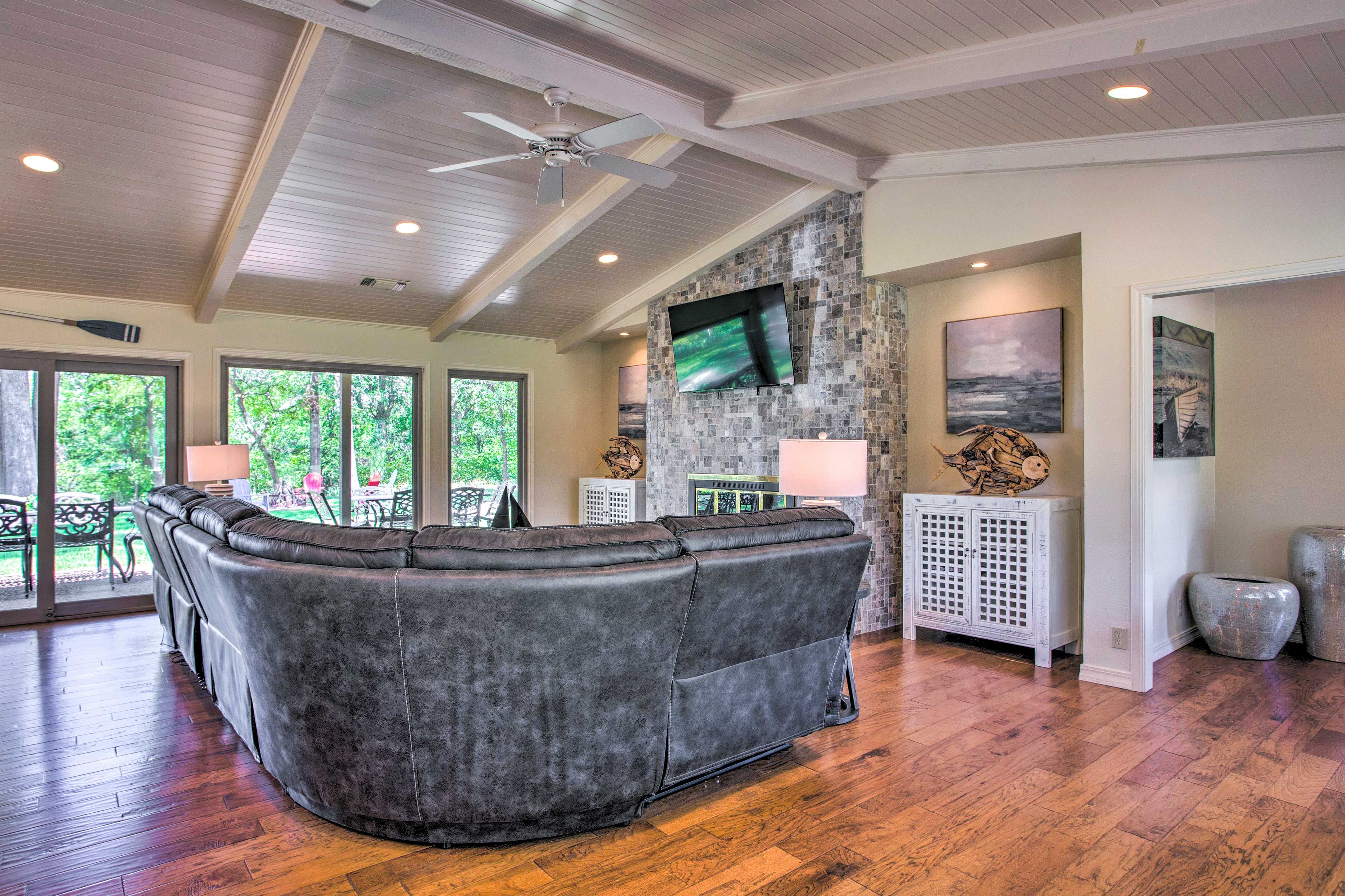 Living Area | Smart TV w/ Cable | Fireplace | Board Games