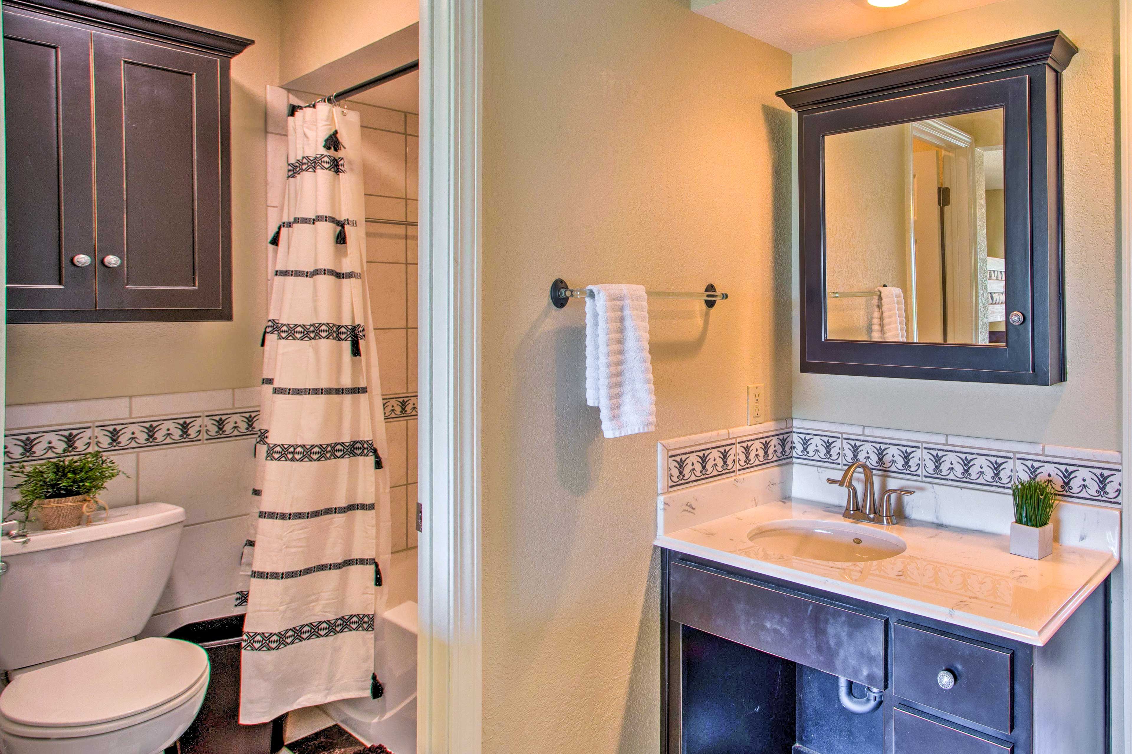Full Bathroom | Complimentary Toiletries