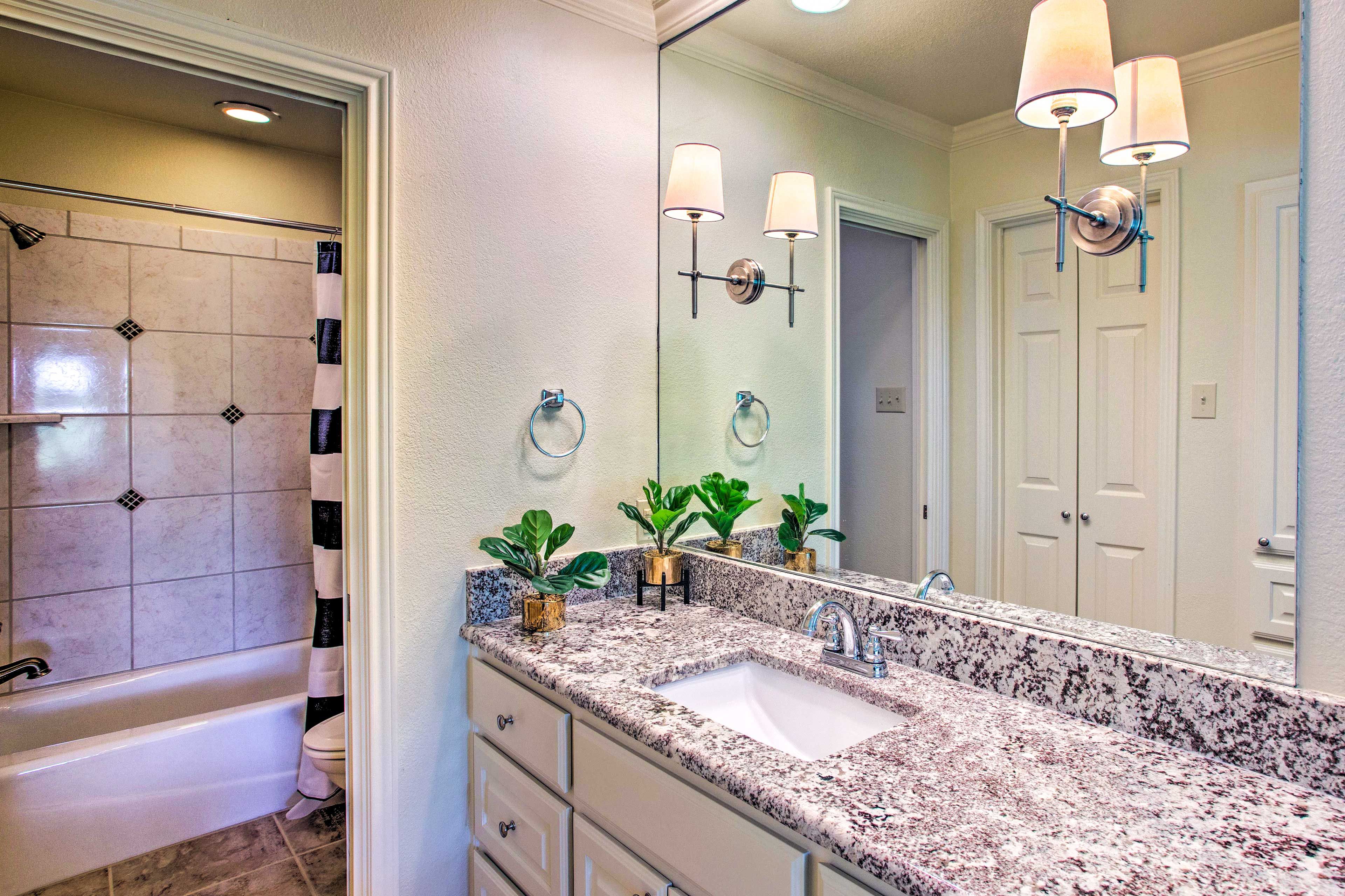 Full Bathroom | Complimentary Toiletries
