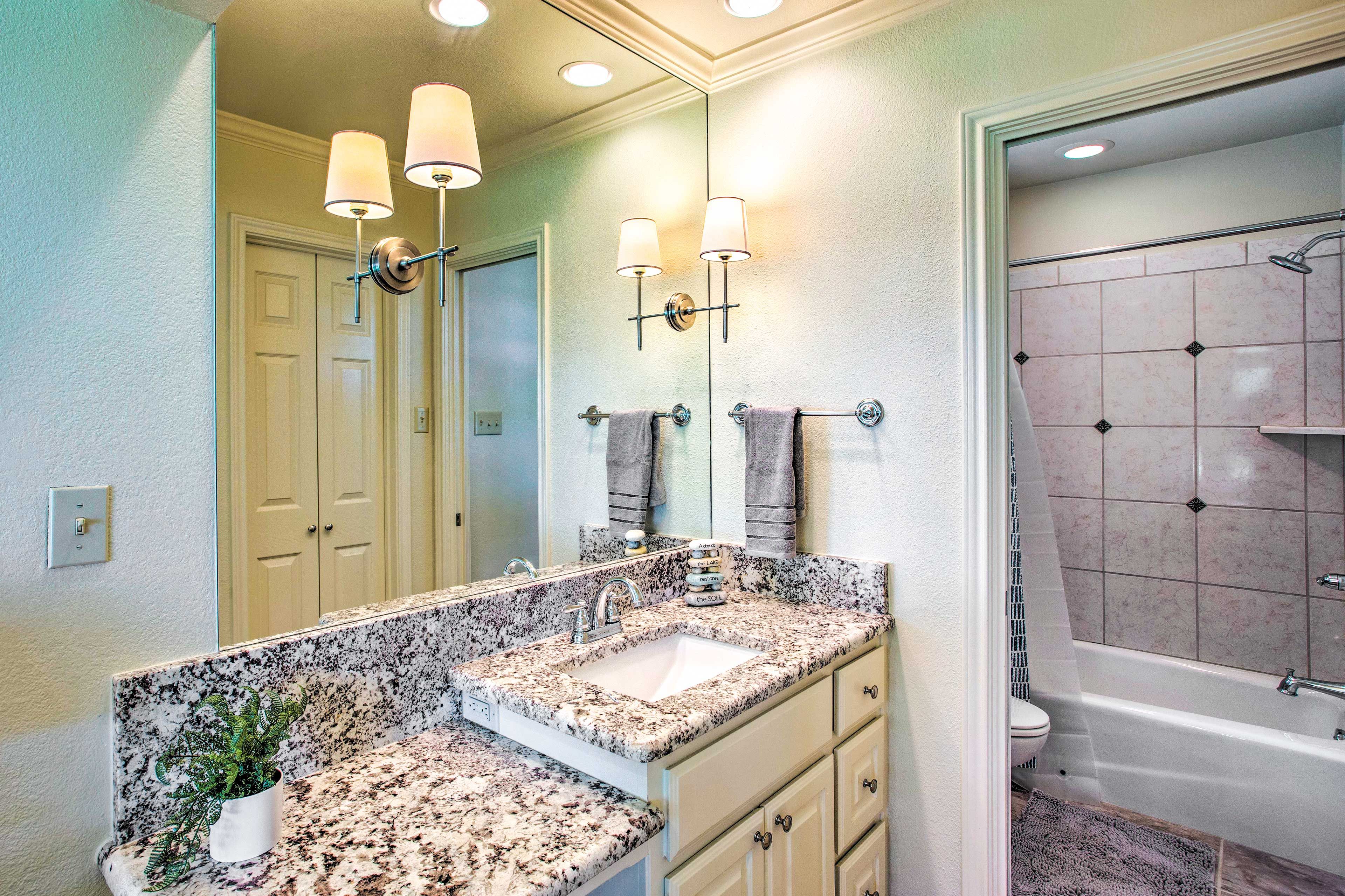 Full Bathroom | Complimentary Toiletries