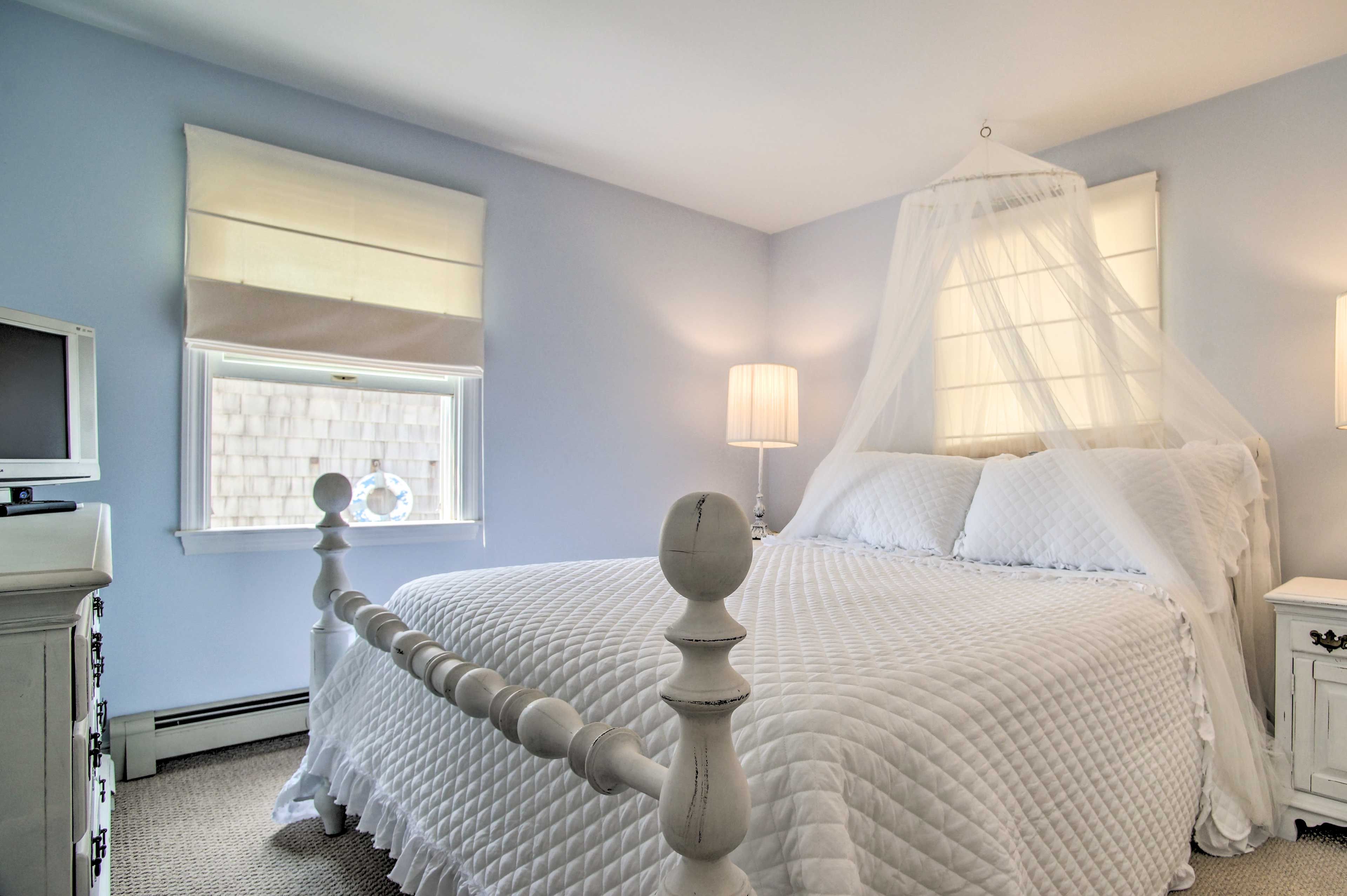 Bedroom 1 | Queen Bed | 1st Floor