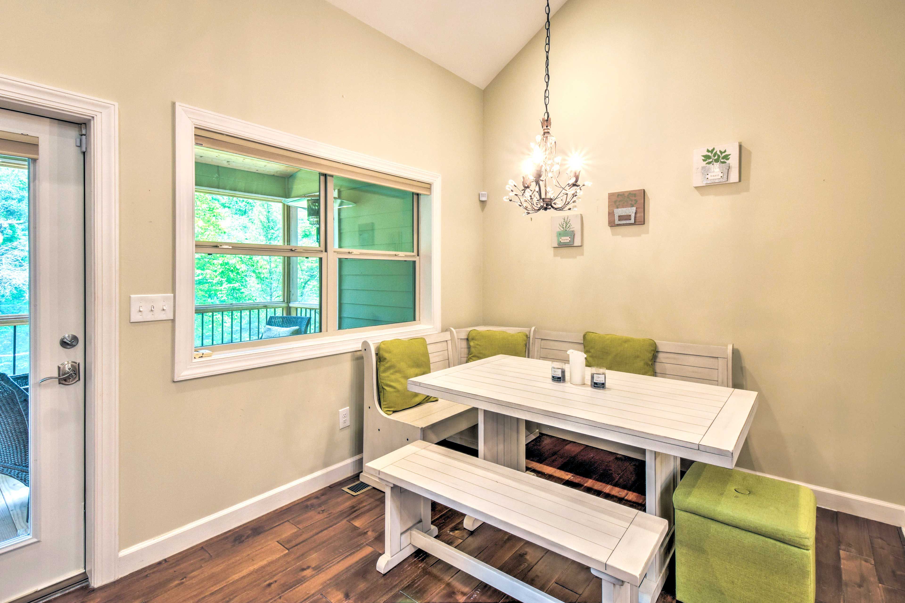 Dining Area | Dishware & Flatware Provided