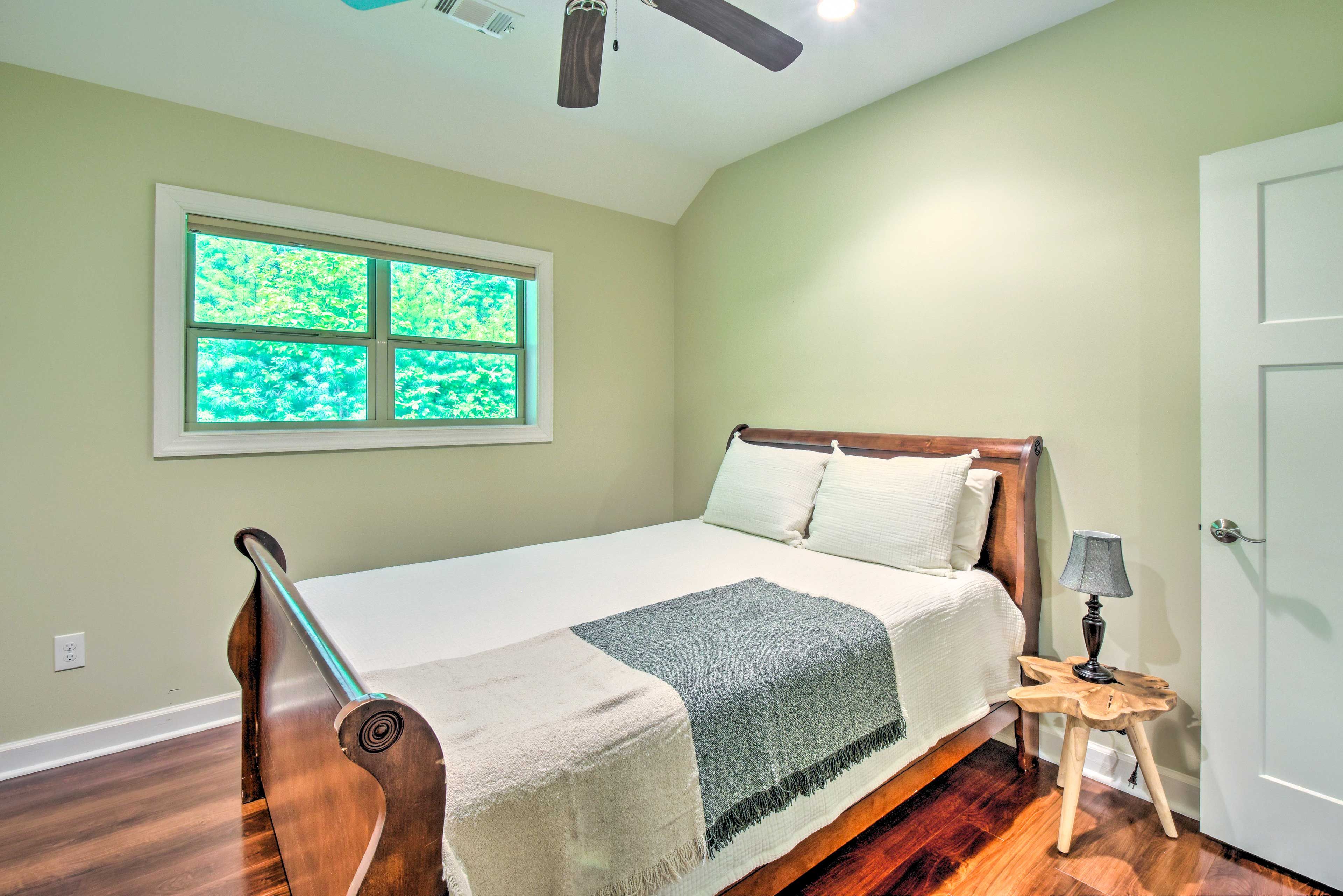 Bedroom 3 | Queen Bed