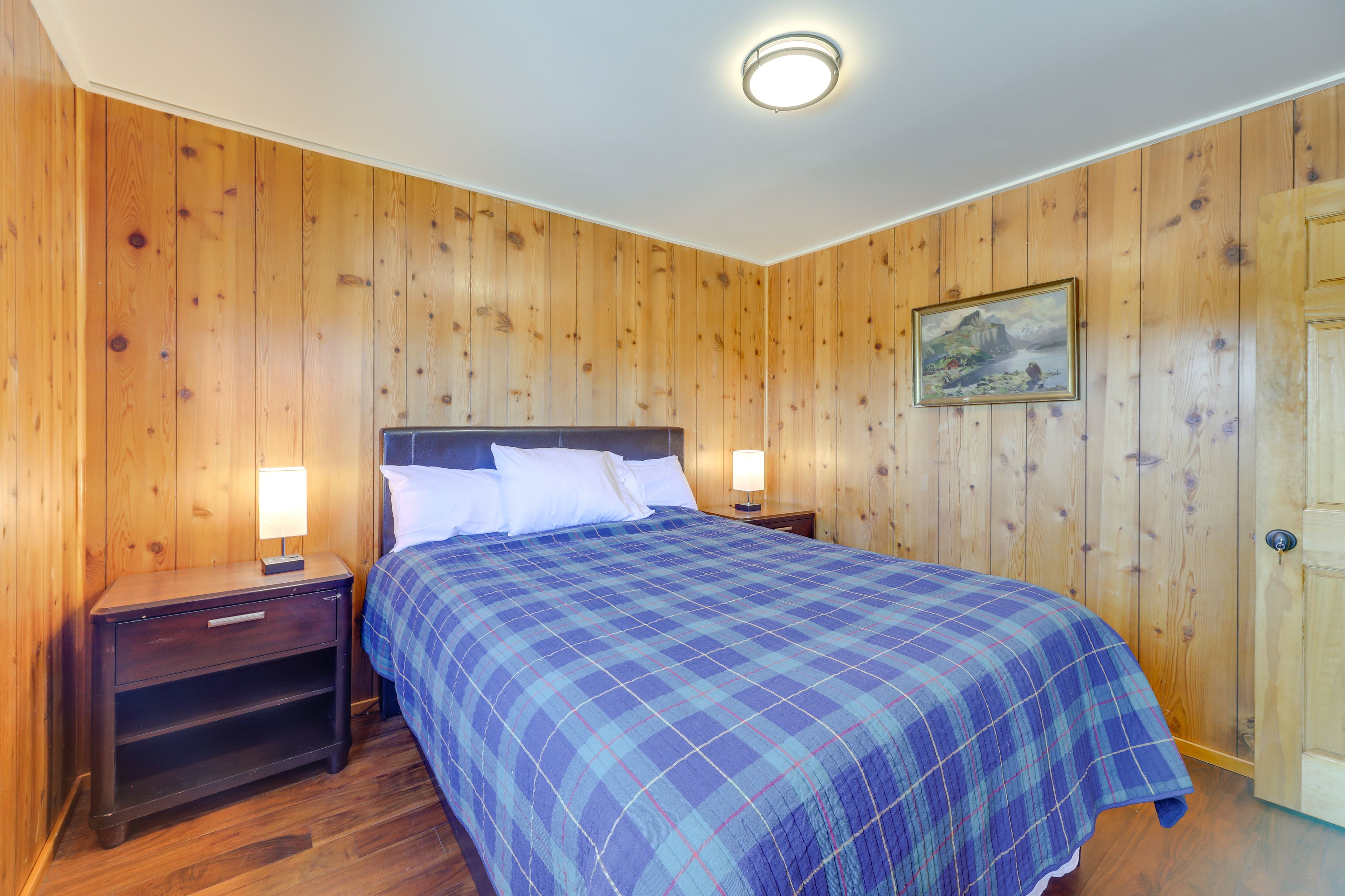 Bedroom 6 | Queen Bed | 1st Floor