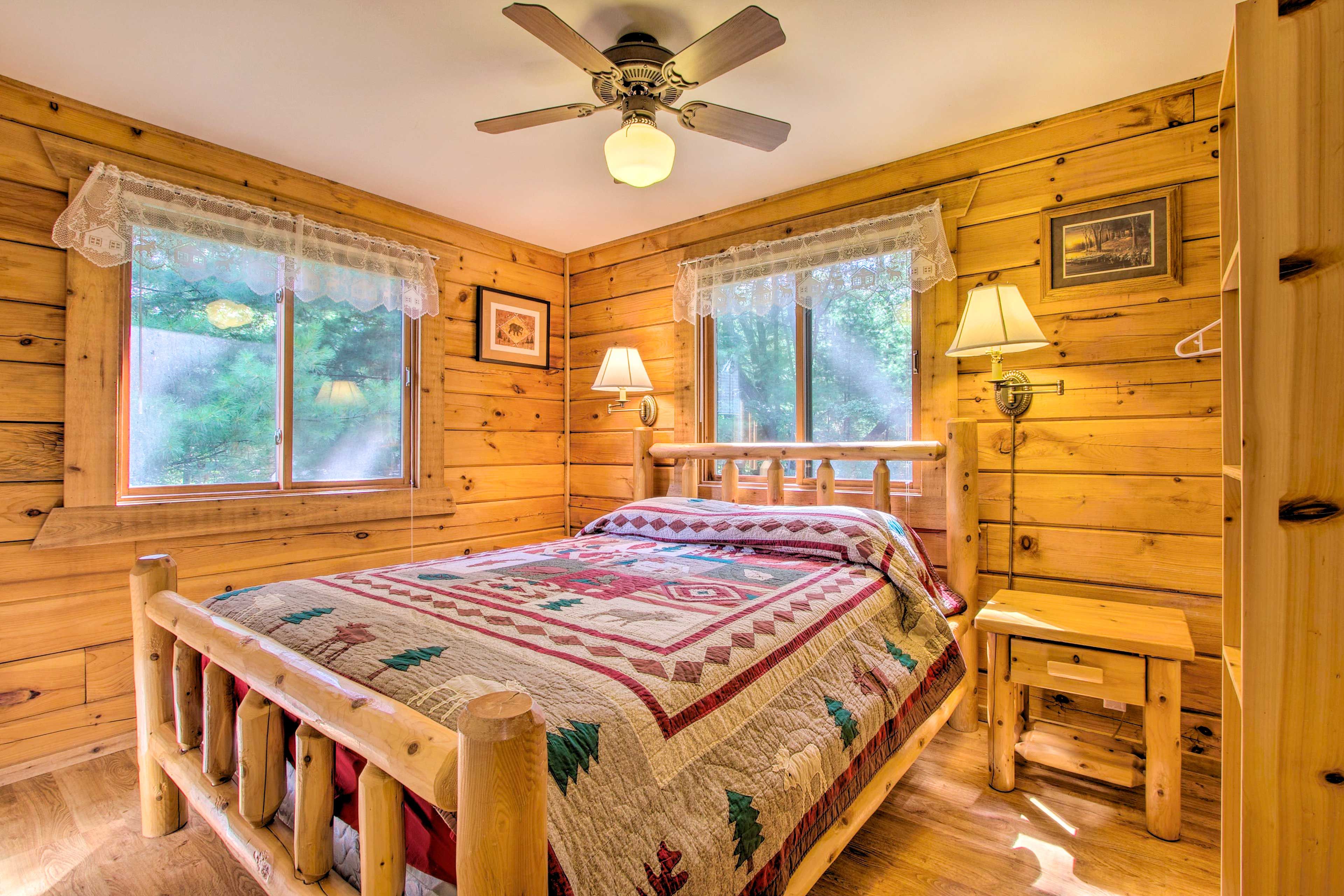 Bedroom 1 | Queen Bed | 1st Floor | Linens Provided