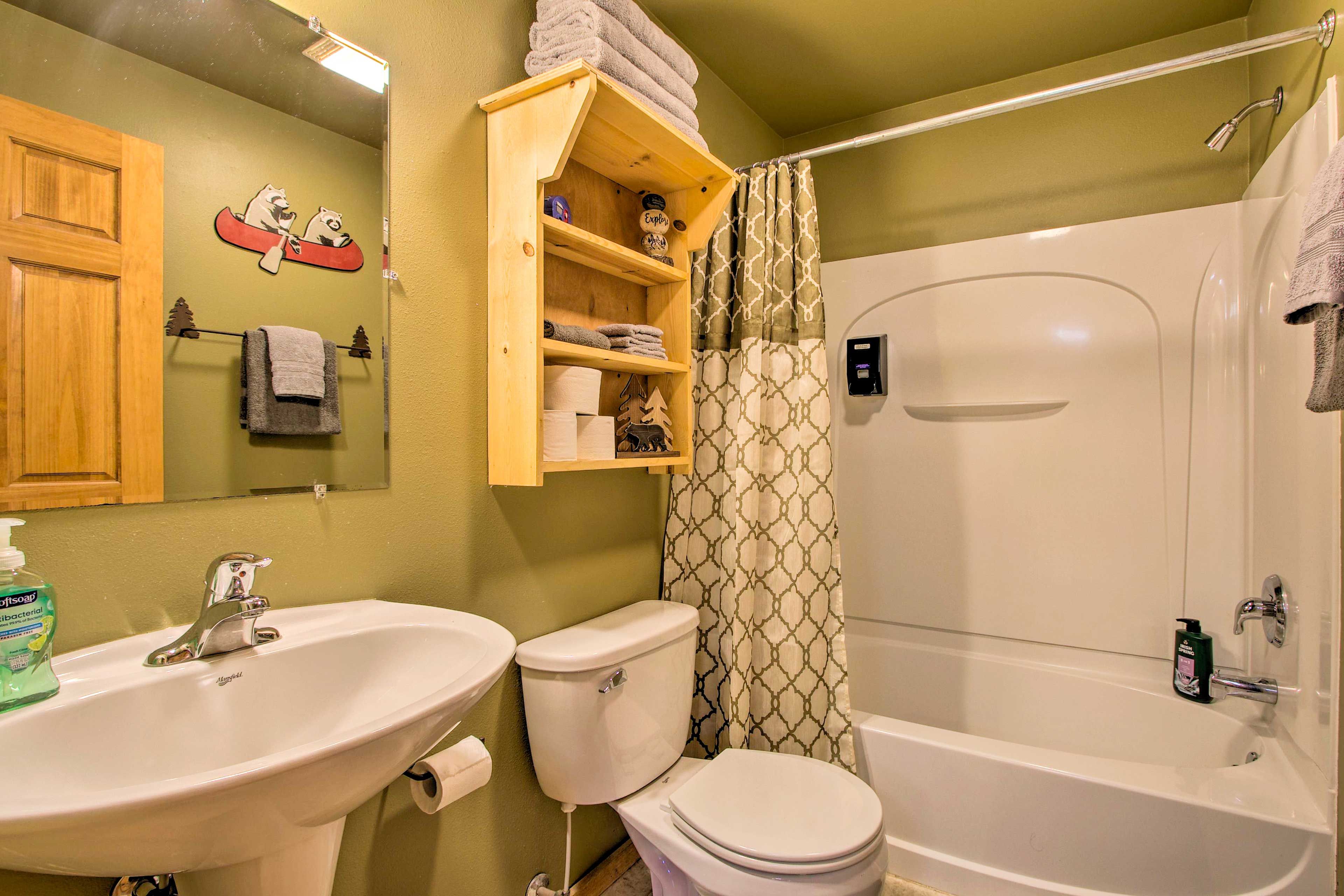 Full Bathroom | 1st Floor | Towels Provided | Complimentary Toiletries