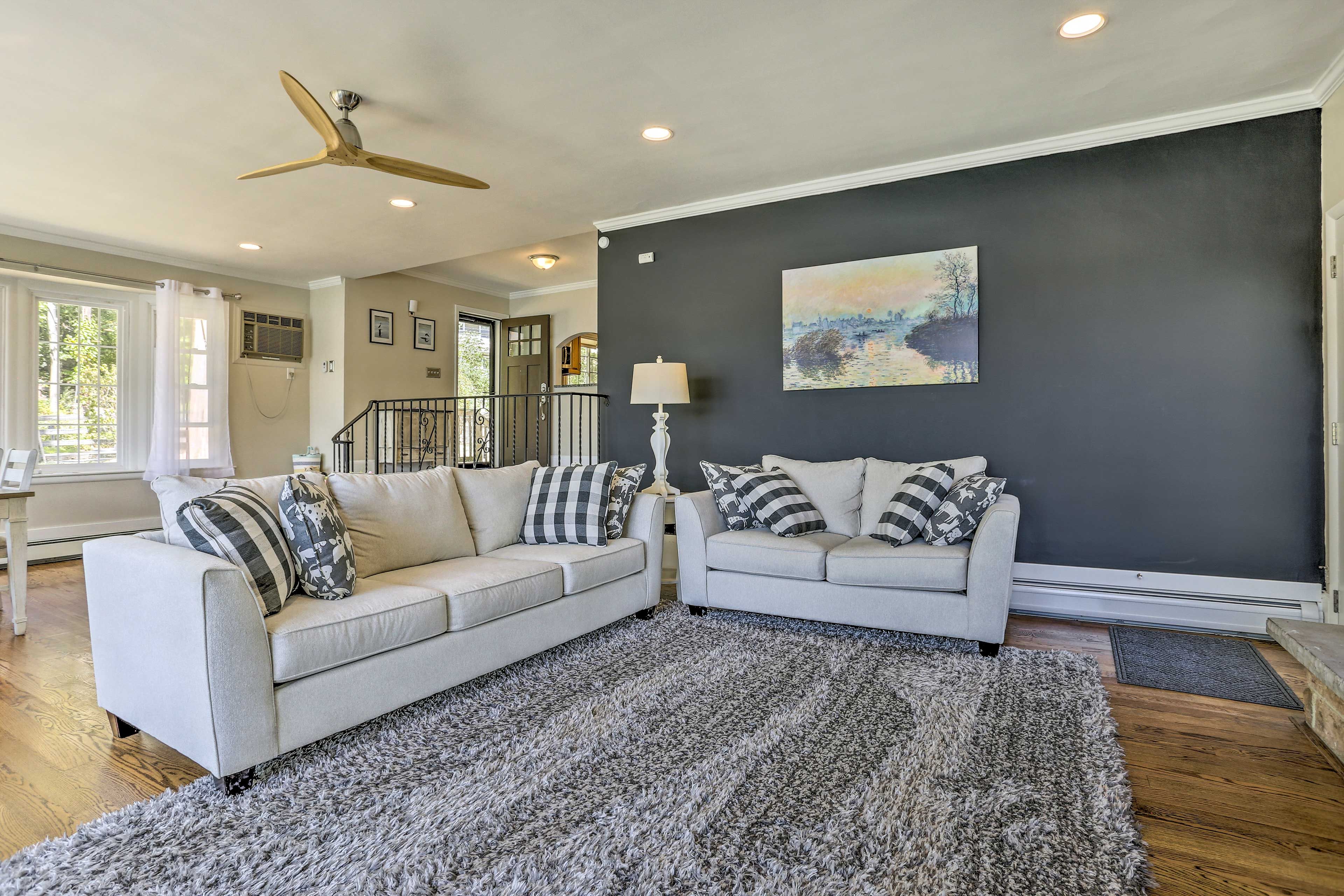 Living Room | Board Games | Decorative Fireplace | Smart TV