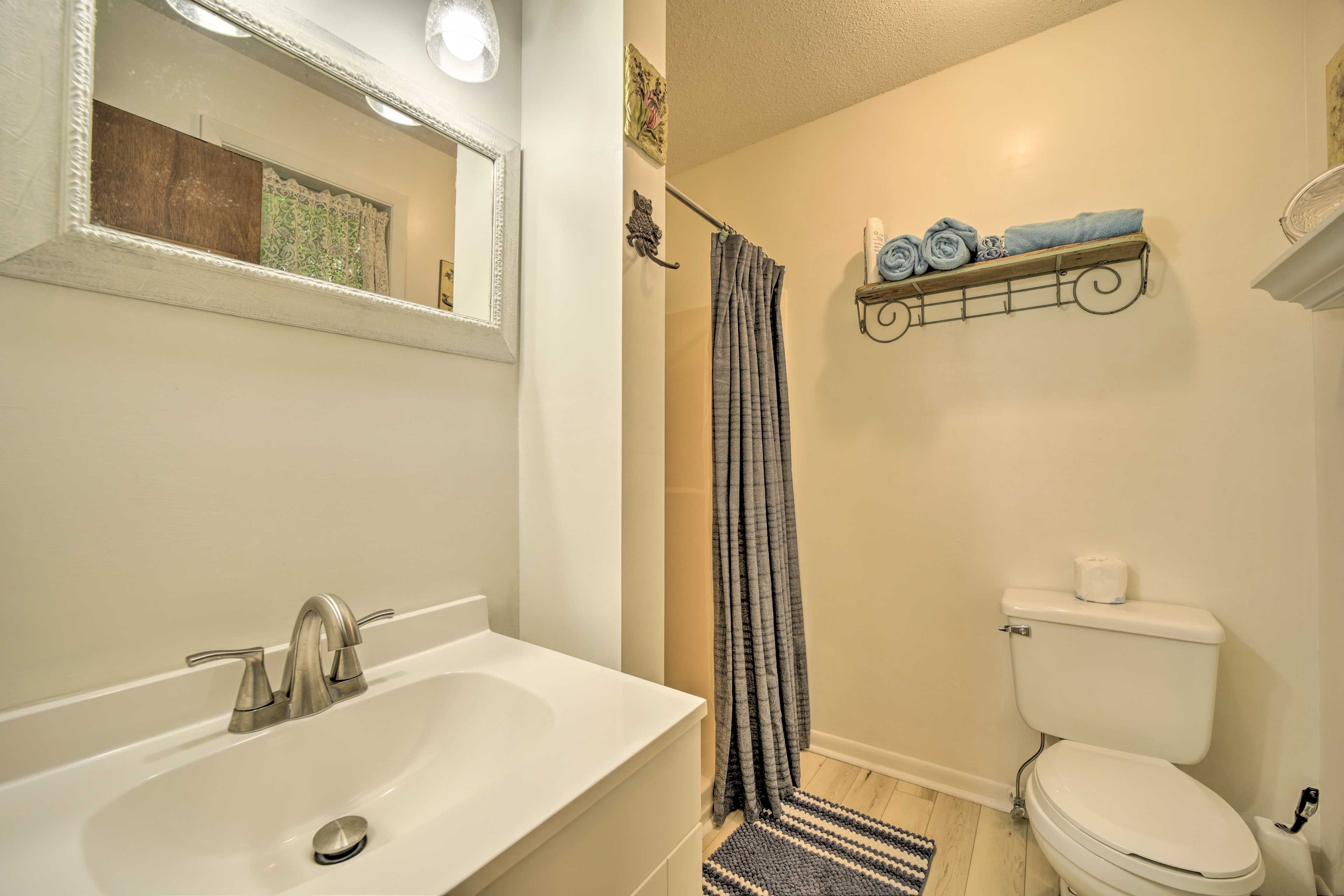 Full Bathroom | Complimentary Toiletries | Shampoo Provided