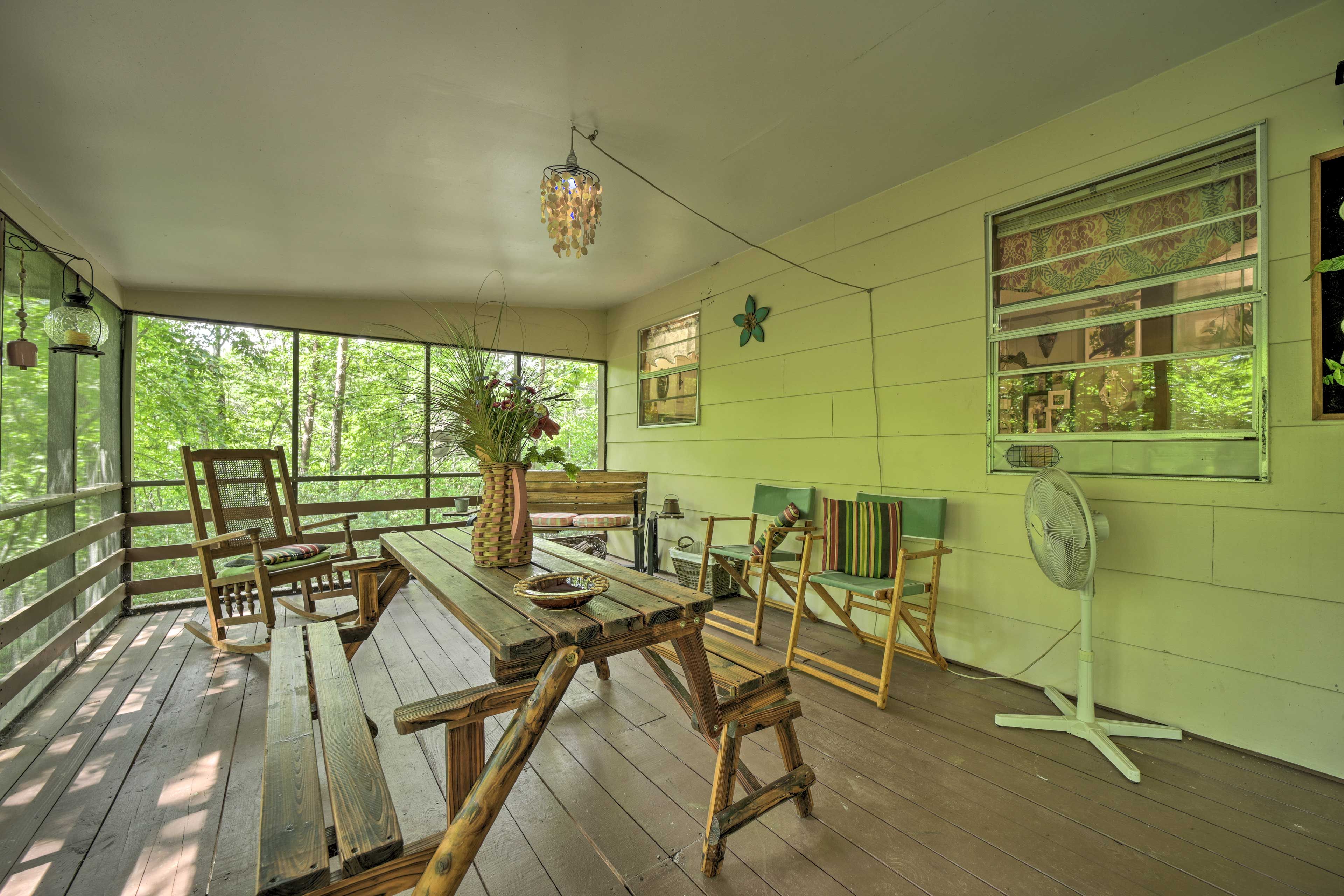 Outdoor Space | Screened Porch | Fire Pit | 9 Mi to 12 Spies Vineyards