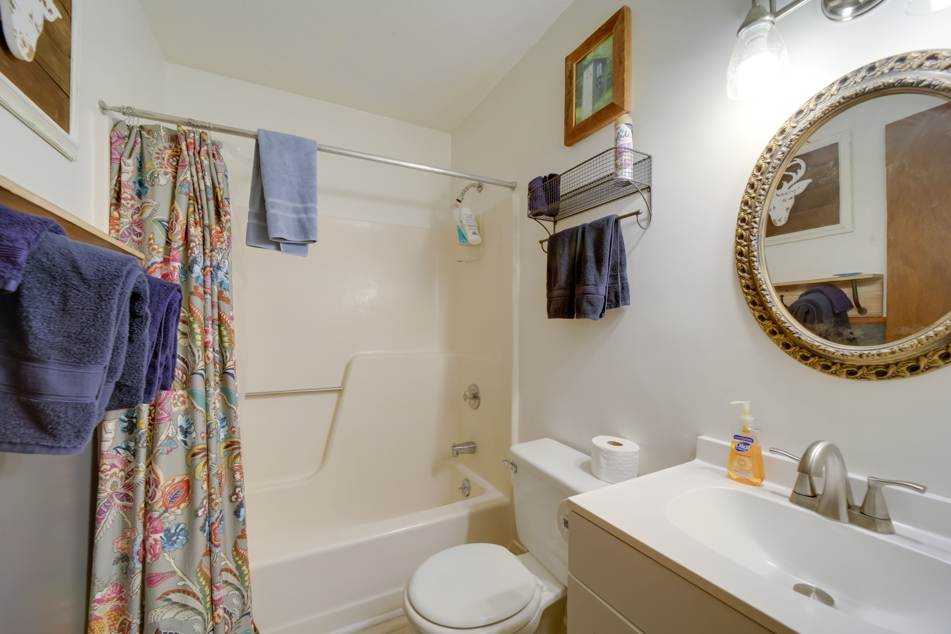 Full Bathroom | Towels Provided | Grab Rails in Shower