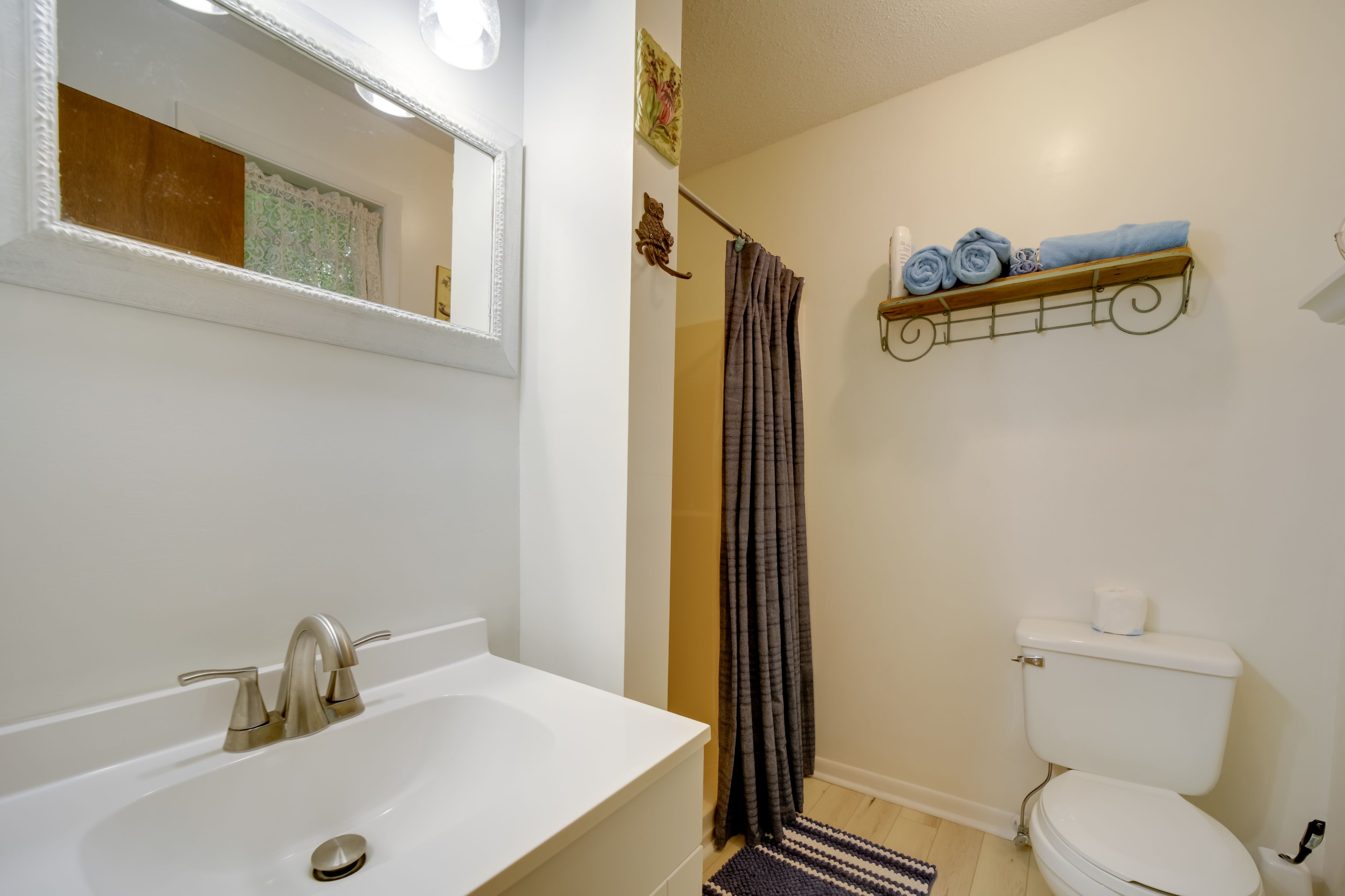 Full Bathroom | Complimentary Toiletries | Shampoo Provided