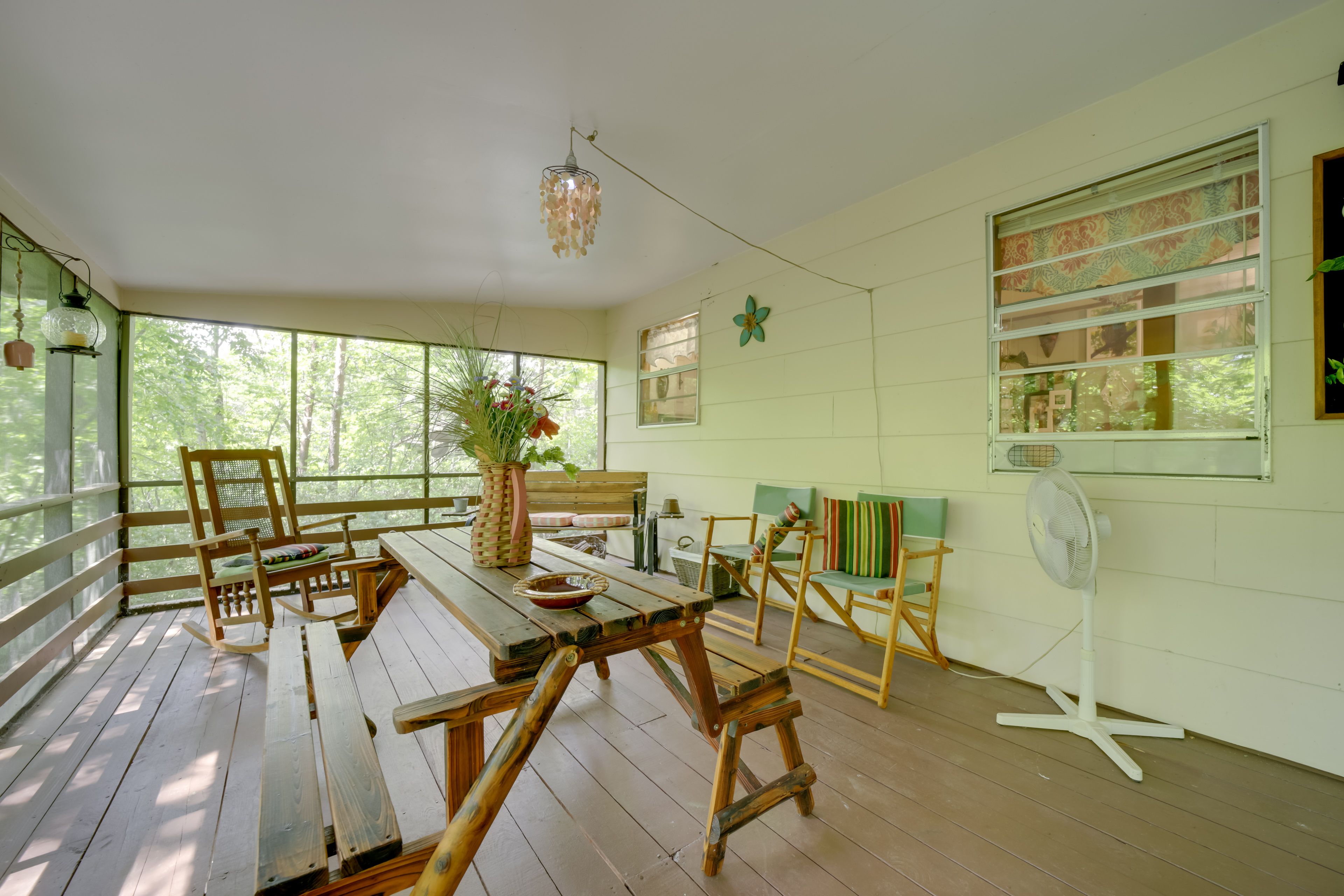 Outdoor Space | Screened Porch | Fire Pit | 9 Mi to 12 Spies Vineyards