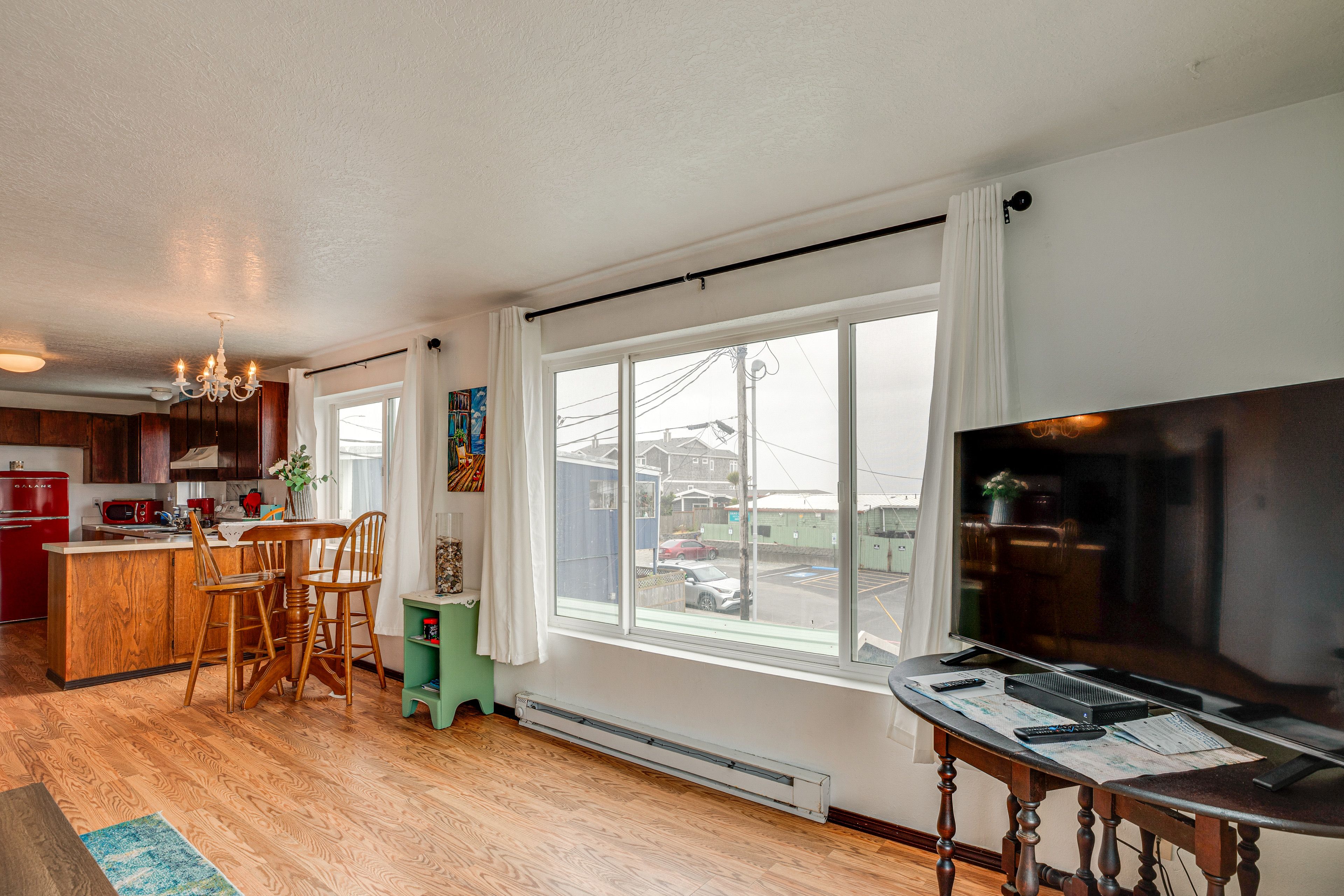 Dining Area | Dishware & Flatware