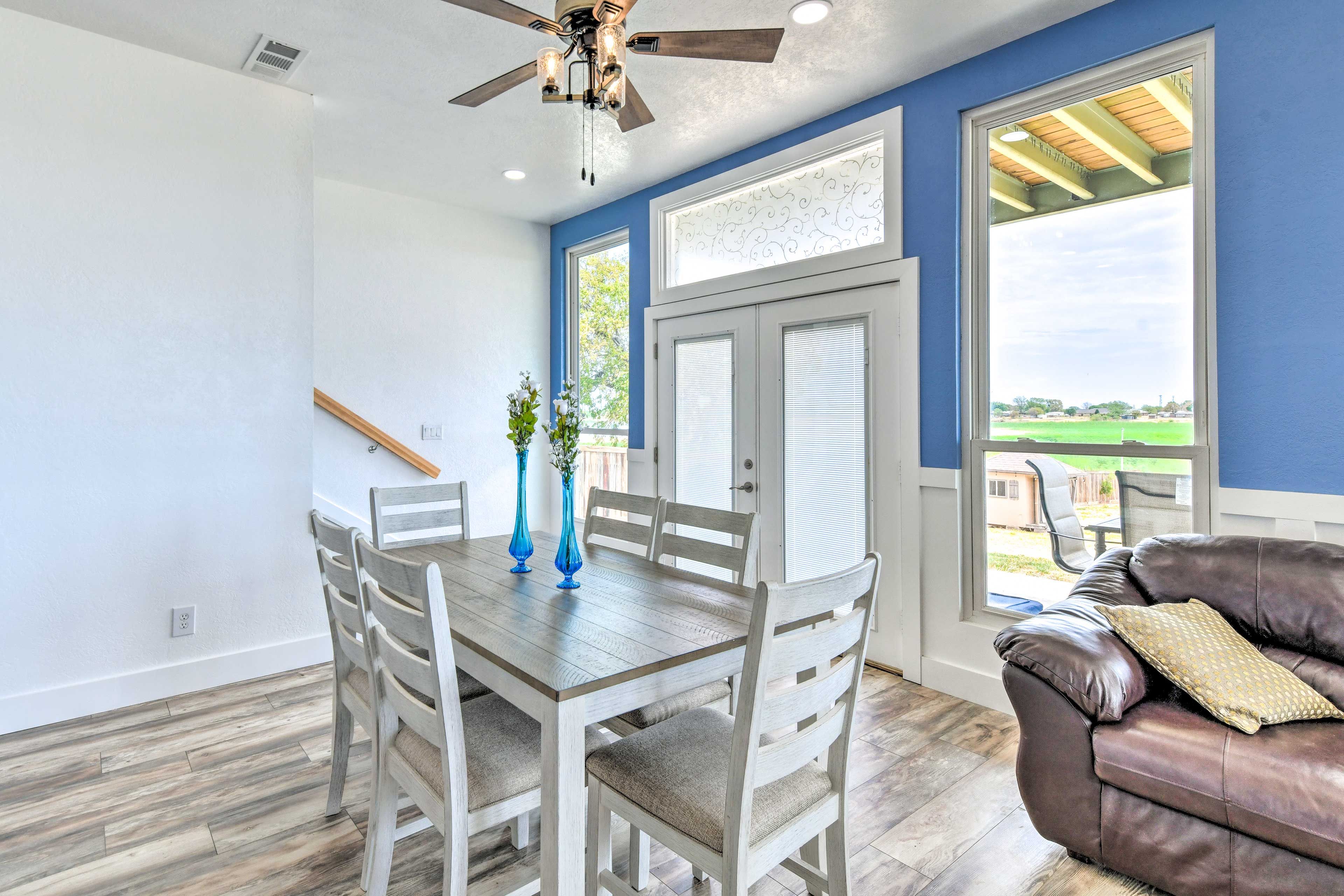 Dining Area | Dishware/Flatware Provided
