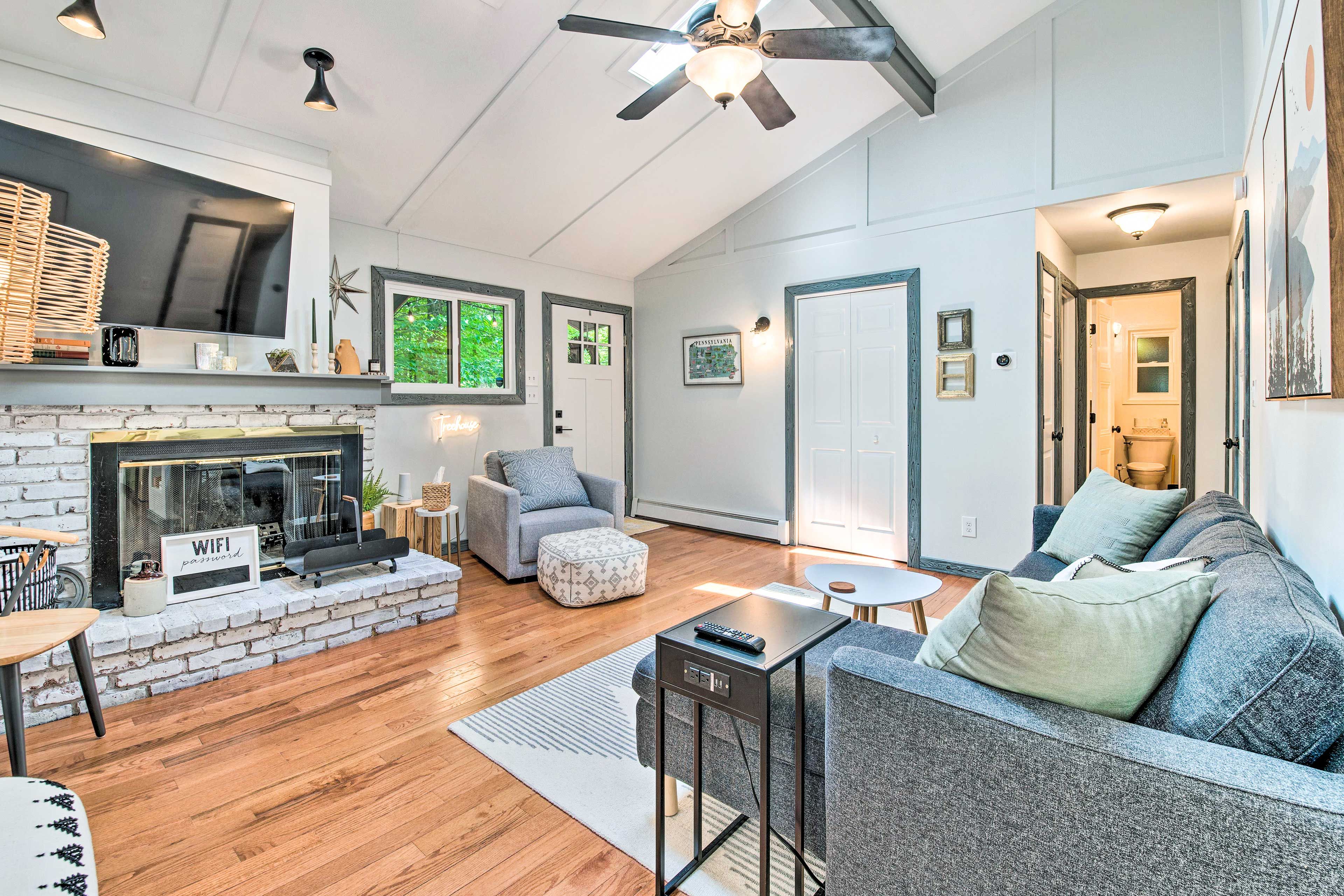 Living Room | Main Floor | Fireplace | Wireless Internet