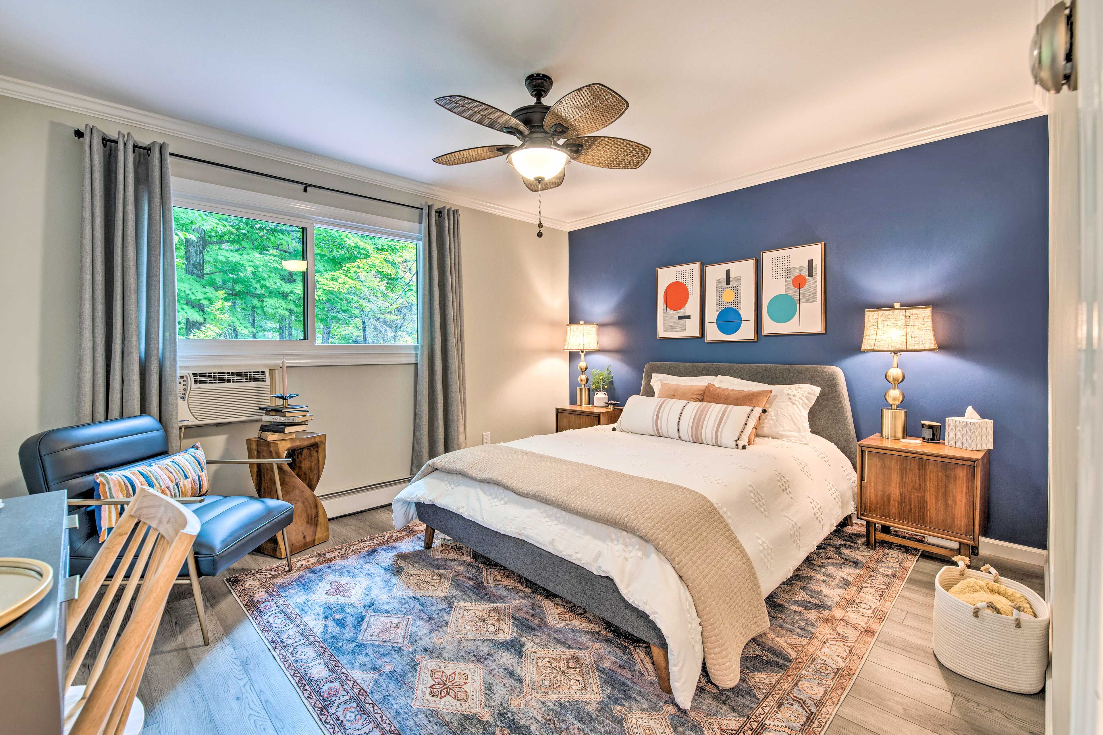 Bedroom 1 | Queen Bed | Main Floor | Linens Provided