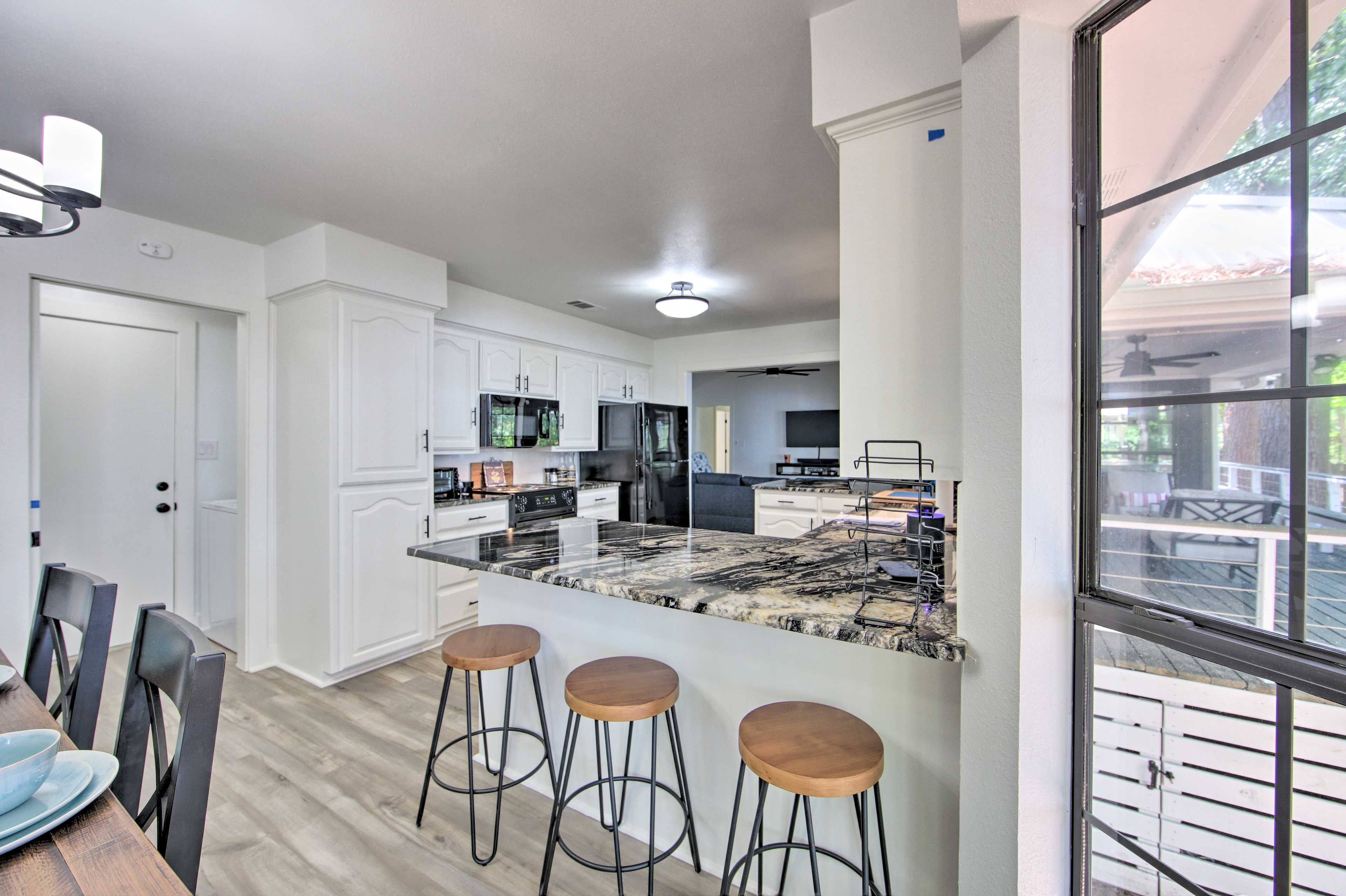 Dining Area | Breakfast Bar | Dishware/Flatware