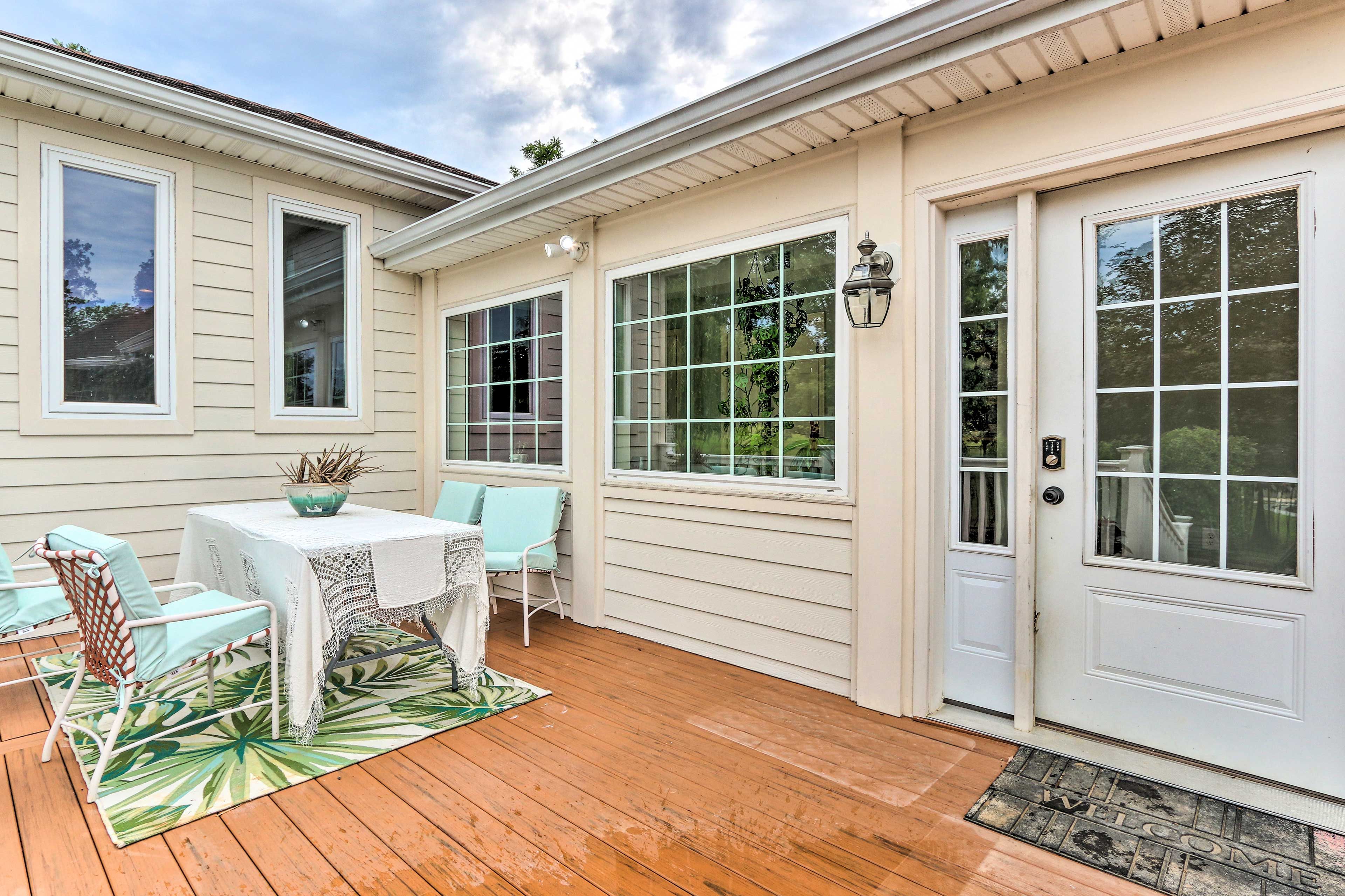 Private Deck & Backyard | Stairs Required