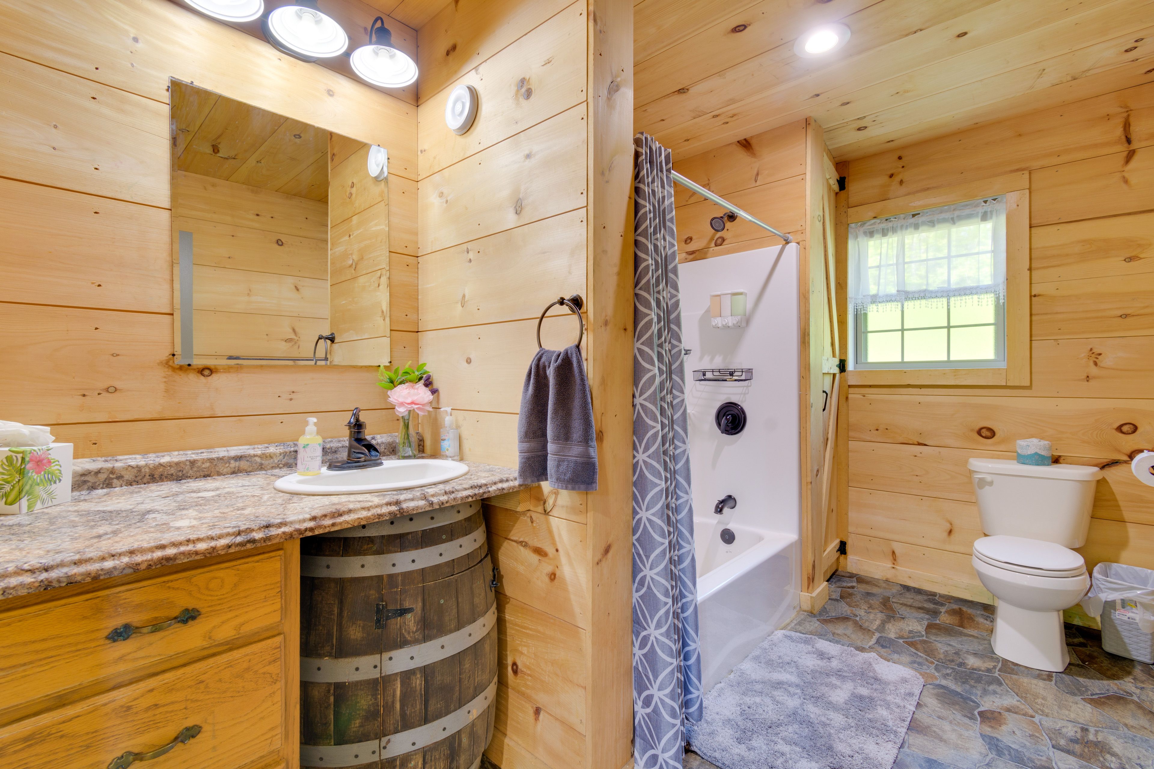 Full Bathroom | Toiletries Provided