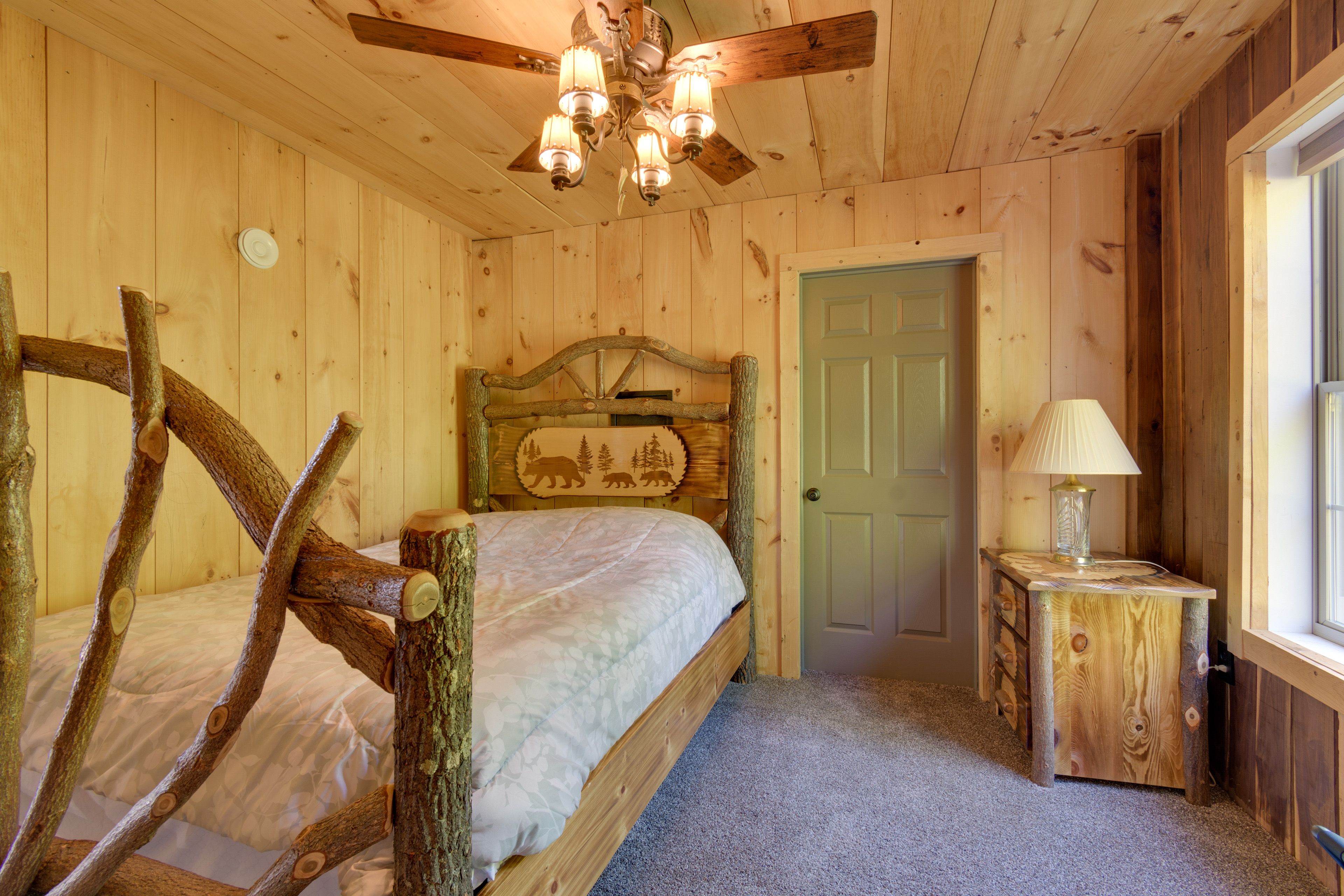 Bedroom 1 | Queen Bed