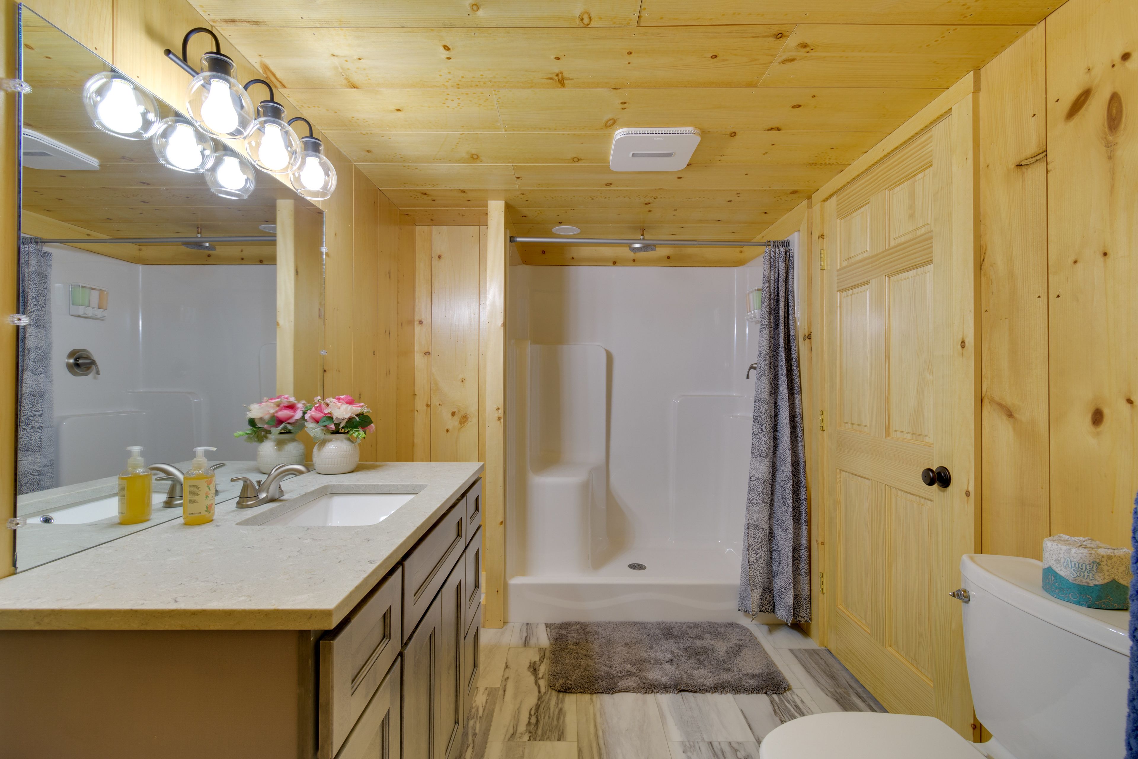 Full Bathroom | Towels Provided