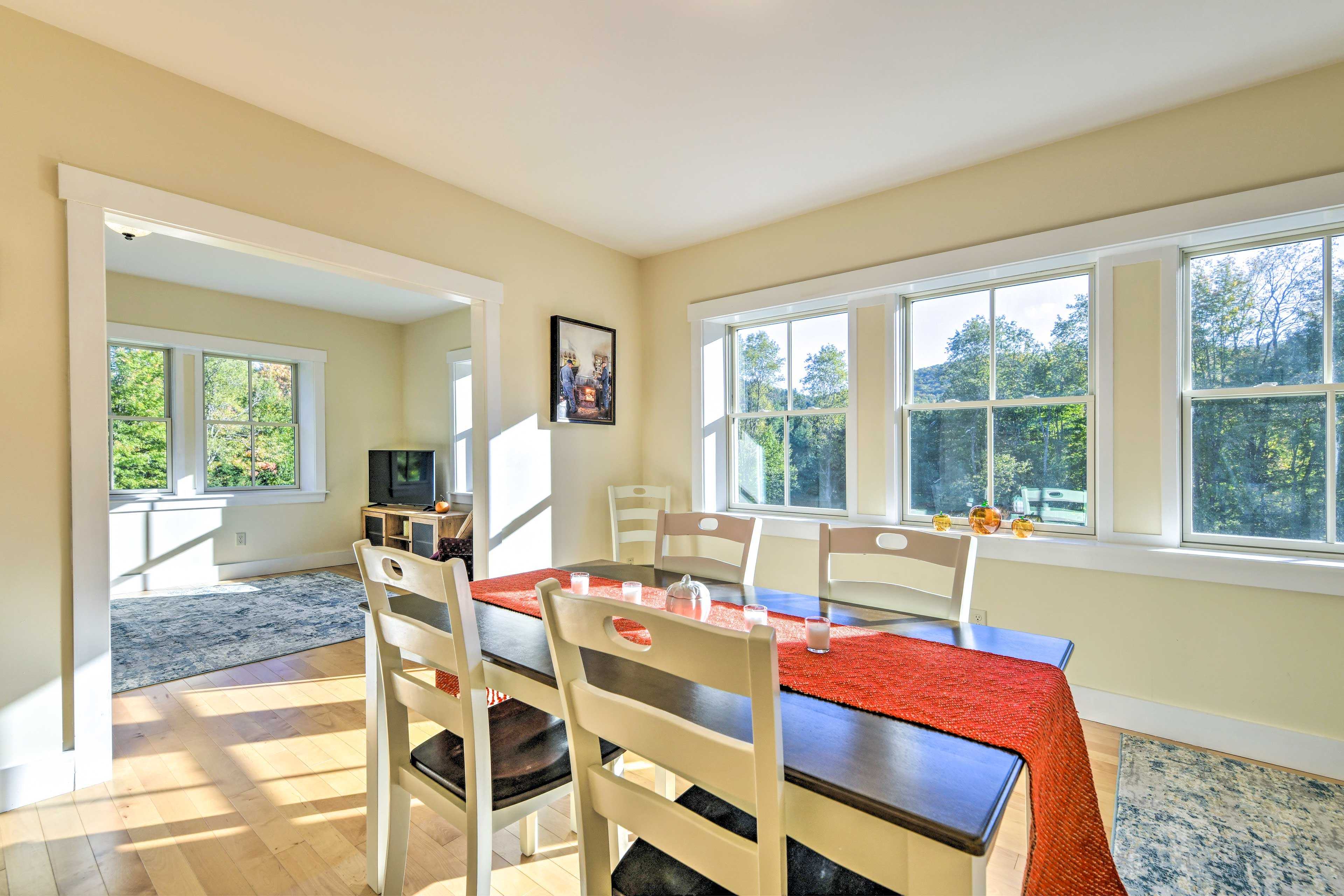 Dining Area | Dishware/Flatware Provided
