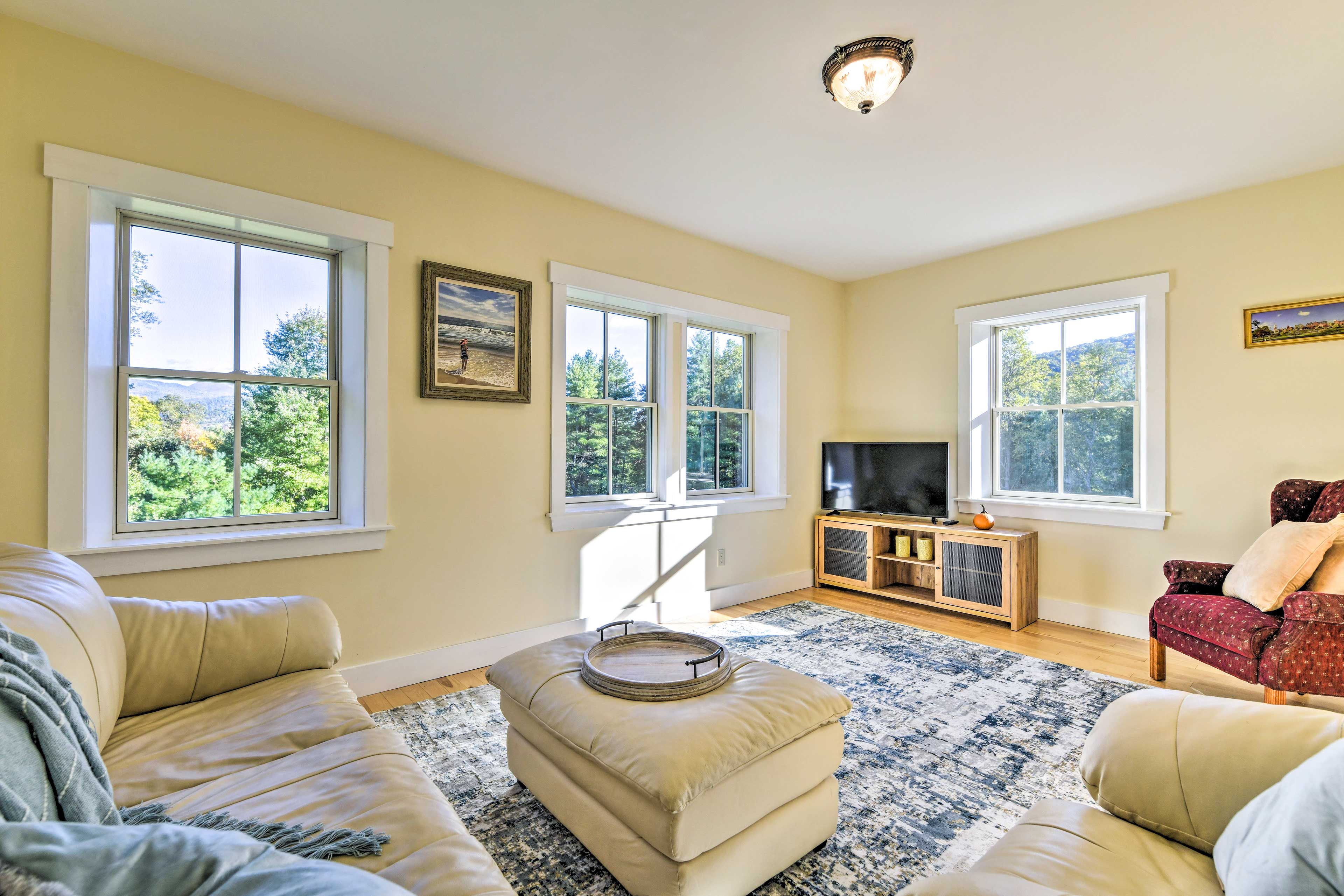 Living Room | Free WiFi | Central A/C | Smart TV