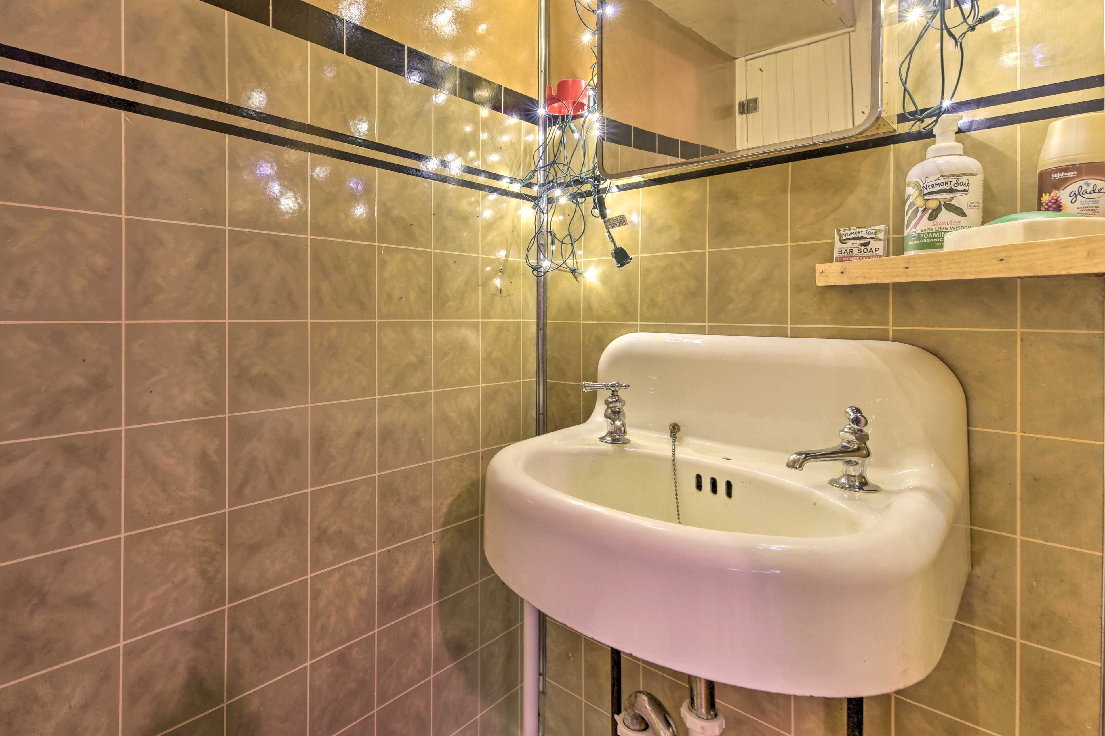 Half Bathroom | Towels & Linens