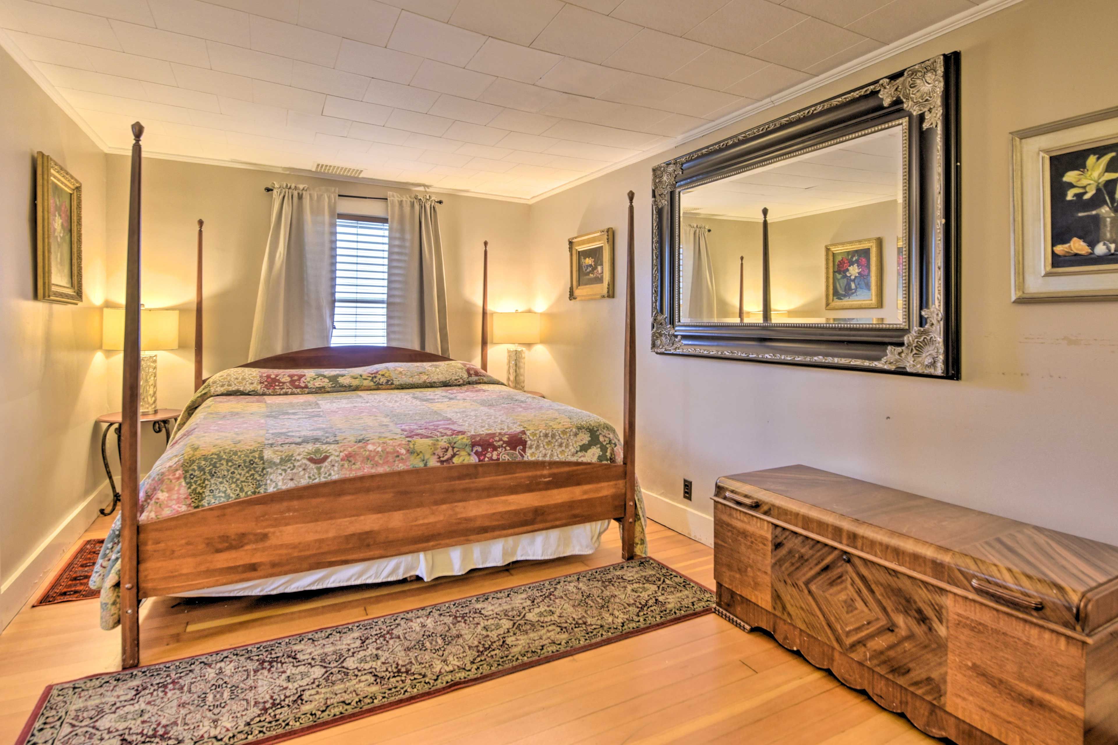 Bedroom 1 | King Bed | 1st Floor
