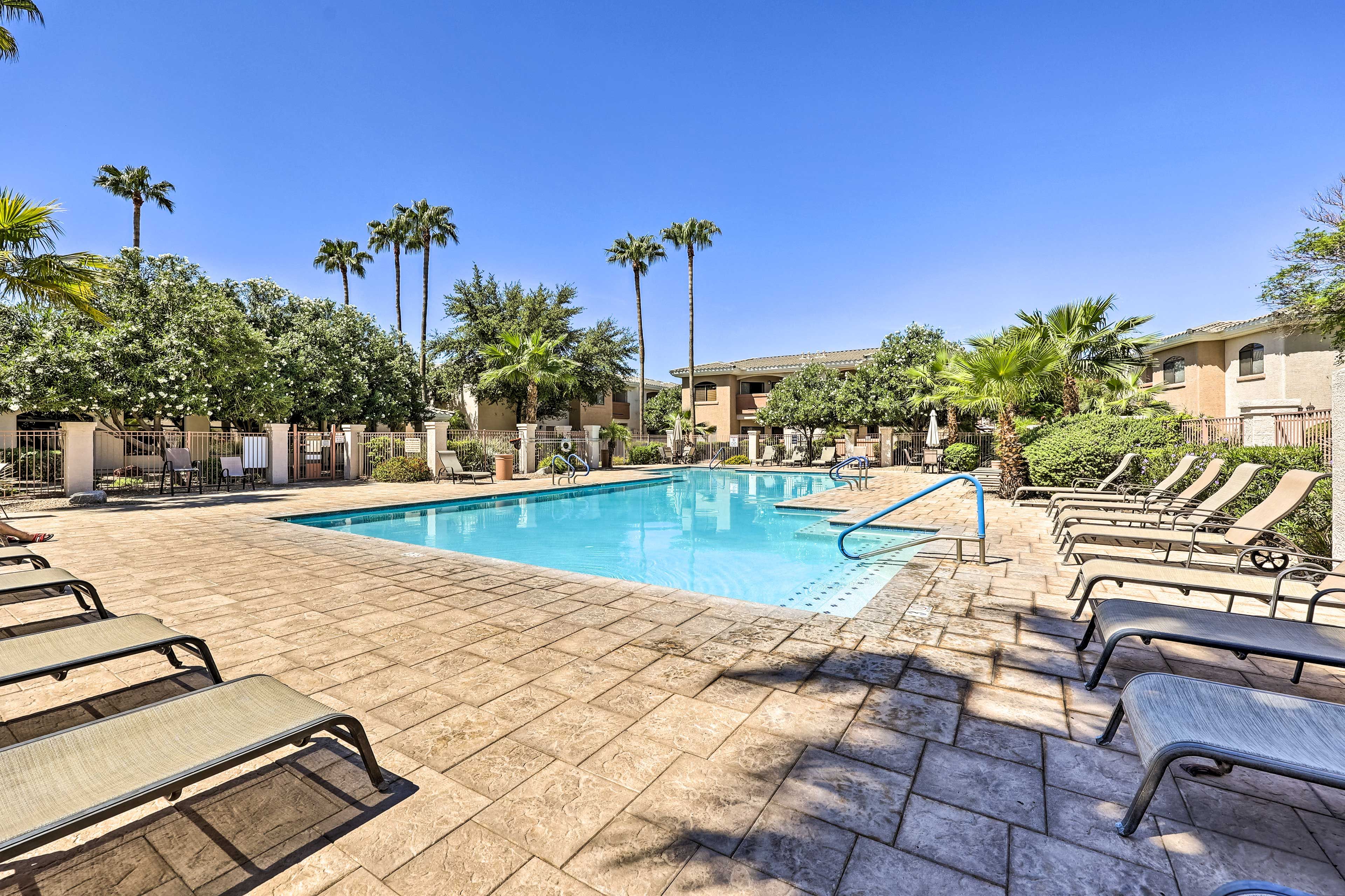 Community Pool | Depth: 4'-6' | Hot Tub