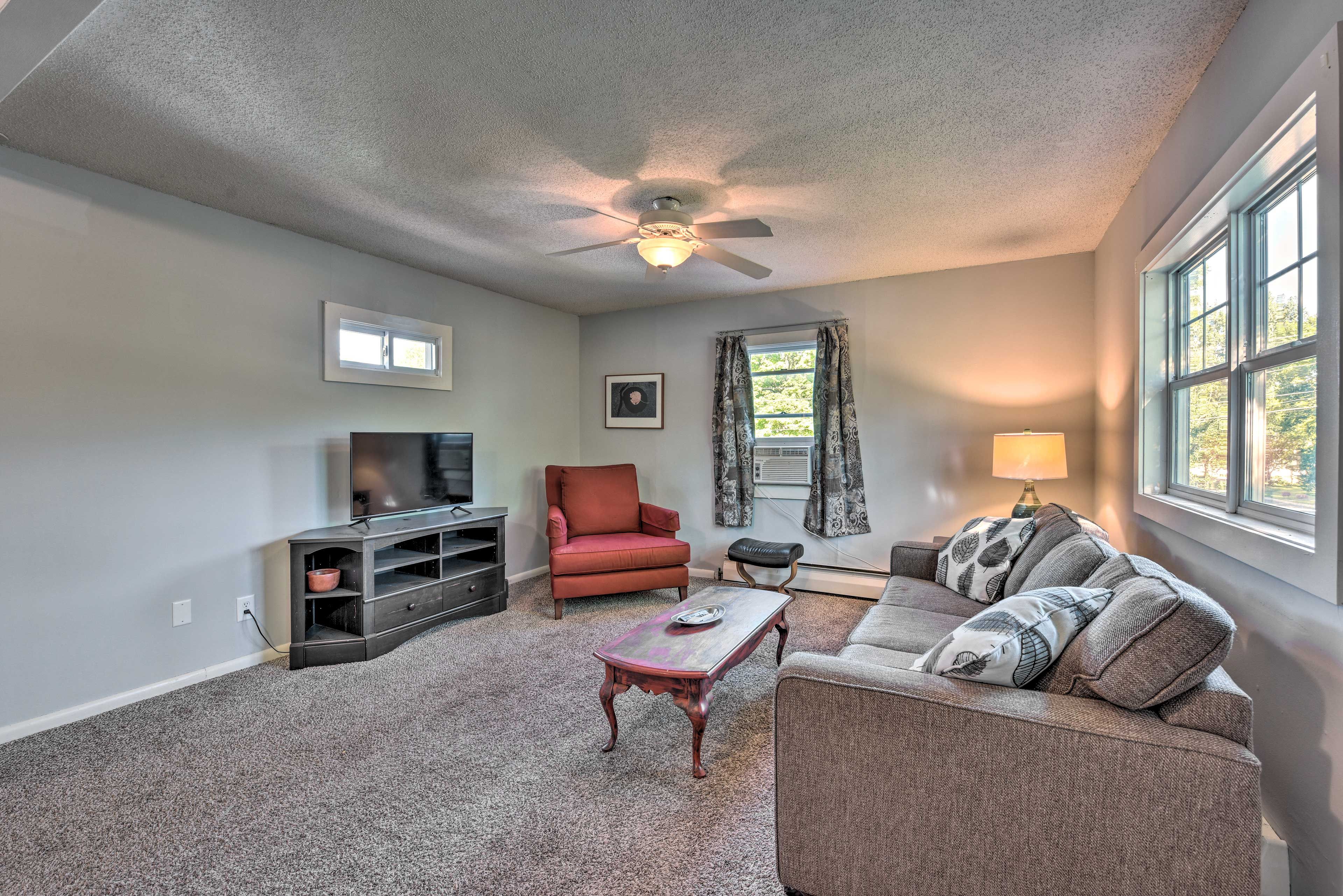 Living Room | Keyless Entry | Free WiFi | Game Room