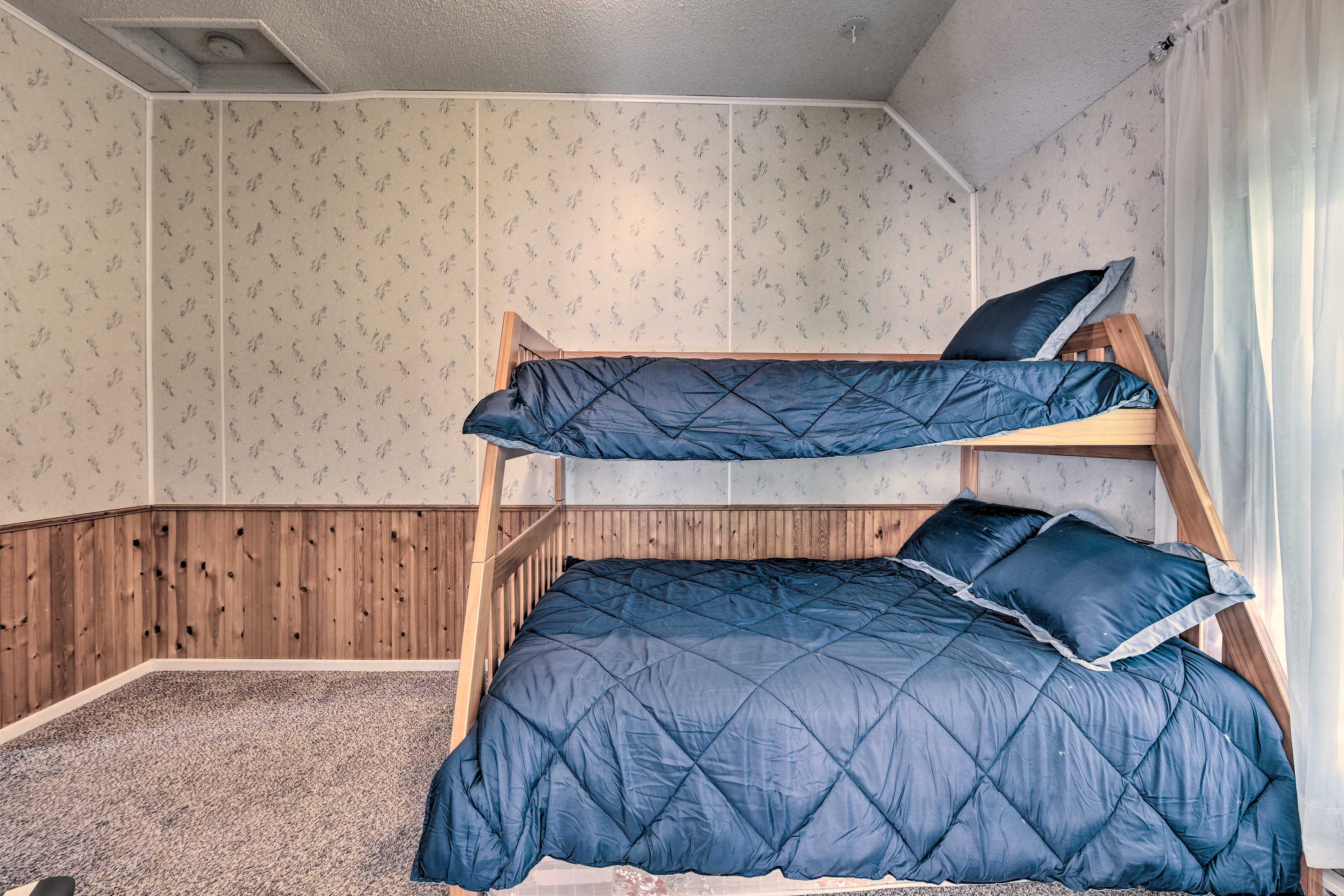 Bedroom 2 | Twin/Full Bunk Bed