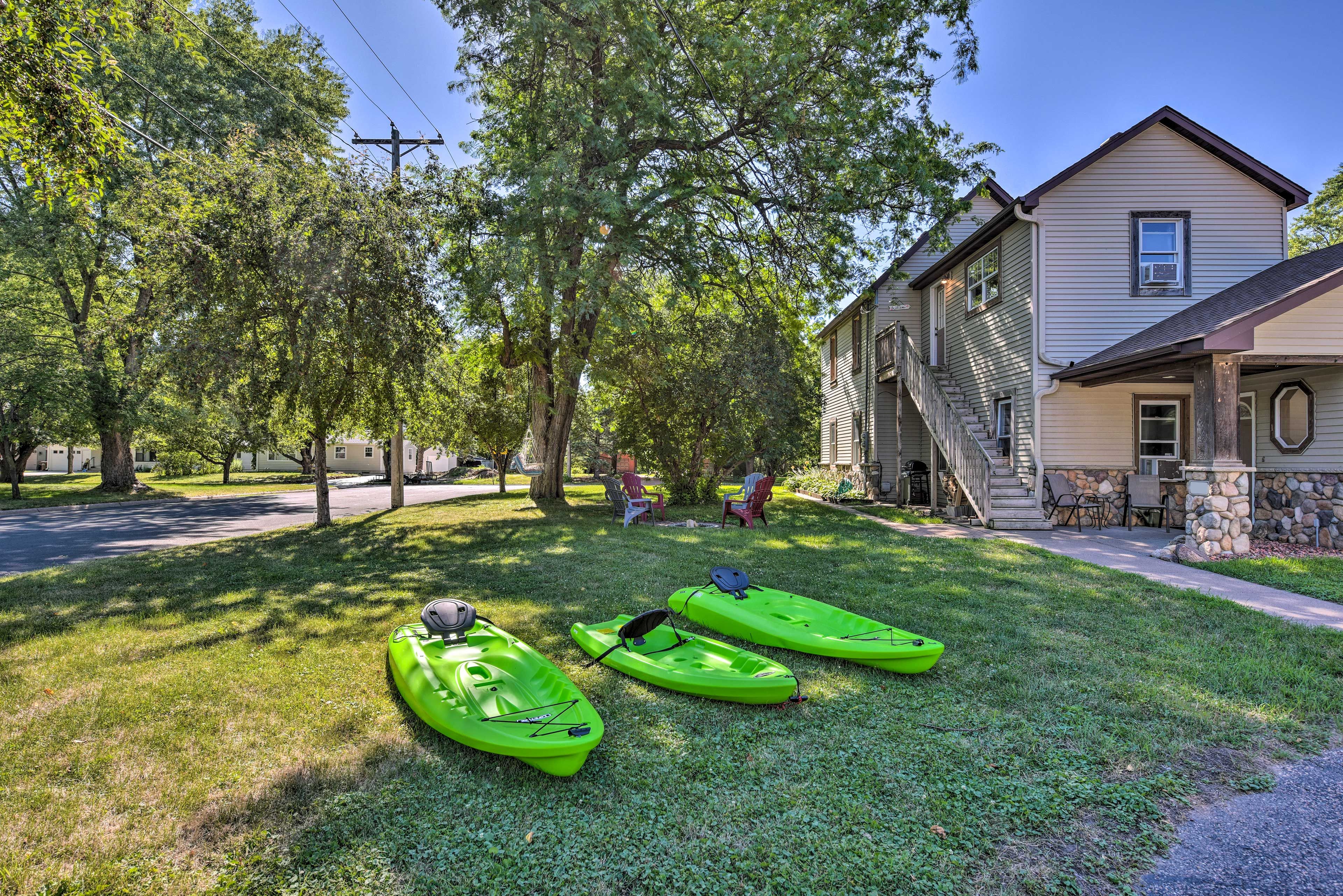 Property Exterior | 3 Kayaks | Canoe | Life Jackets