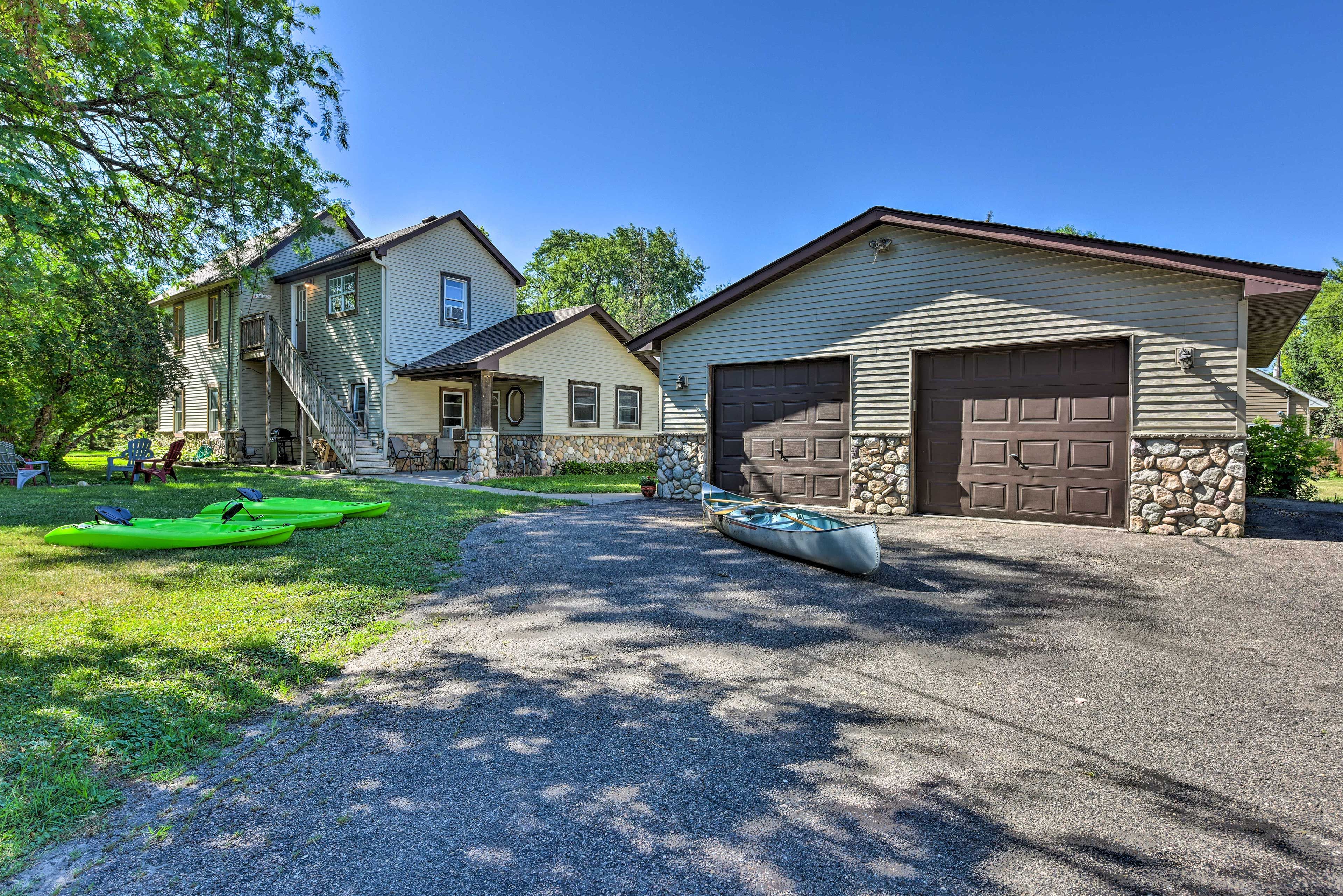 Parking | Driveway (1 Vehicle) | Free Street Parking | RV/Trailer Parking