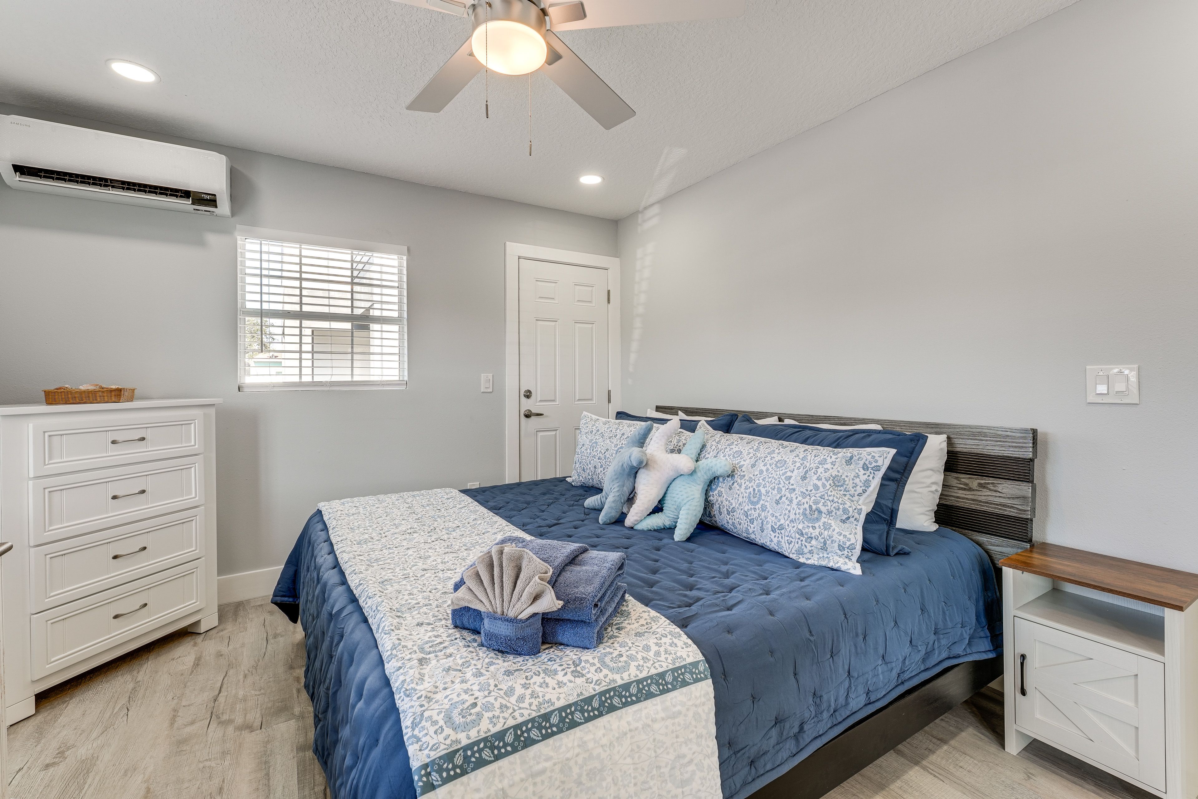 Bedroom | King Bed | Smart TV