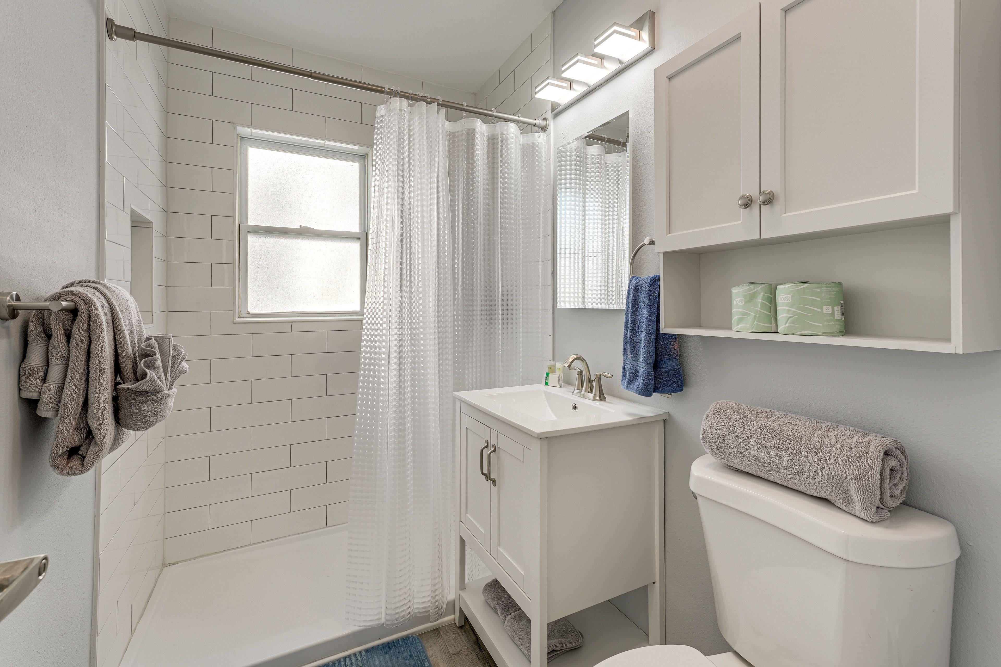 Full Bathroom | Linens & Towels | Complimentary Toiletries