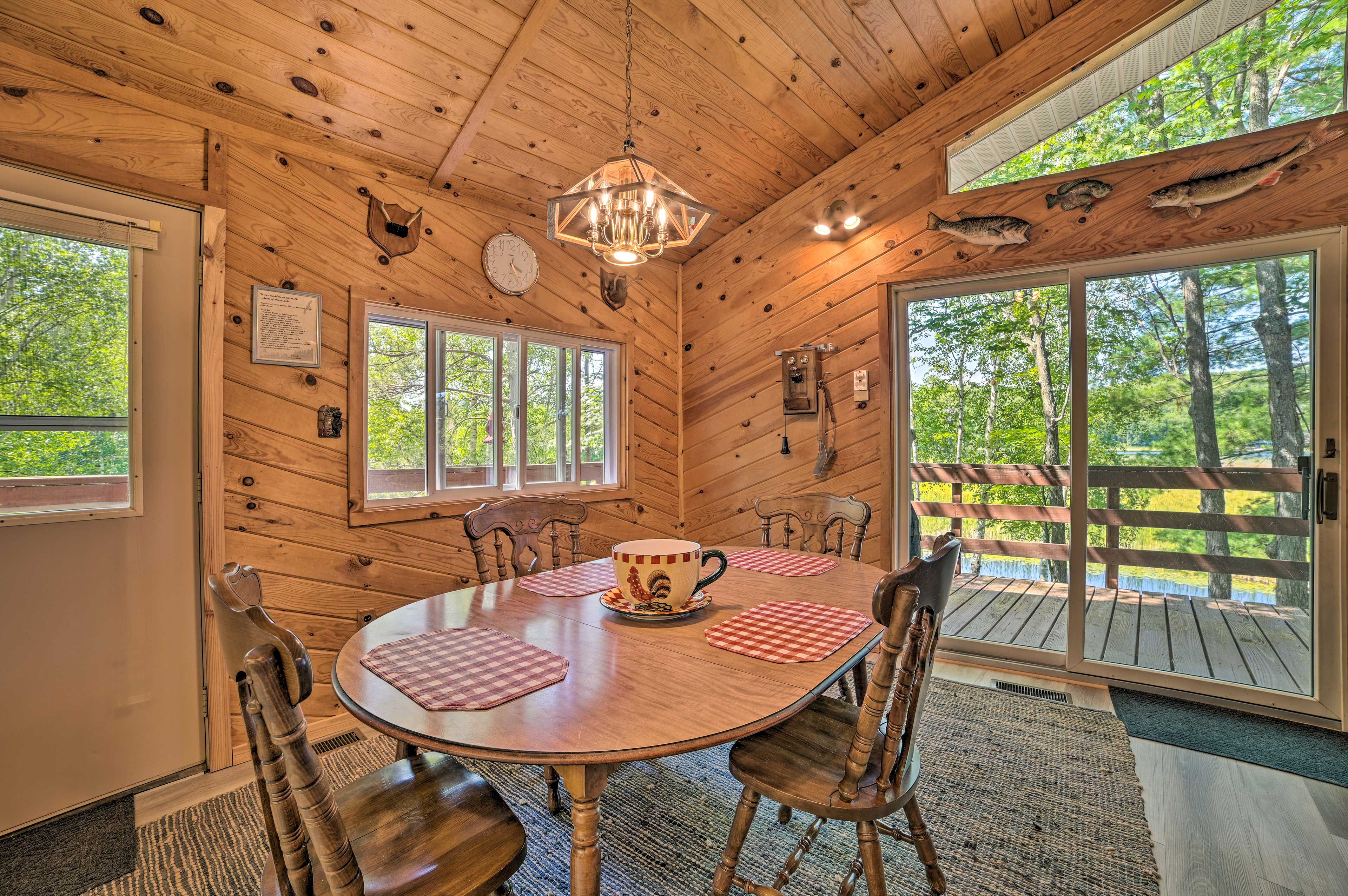 Dining Area | Dishware & Flatware Provided
