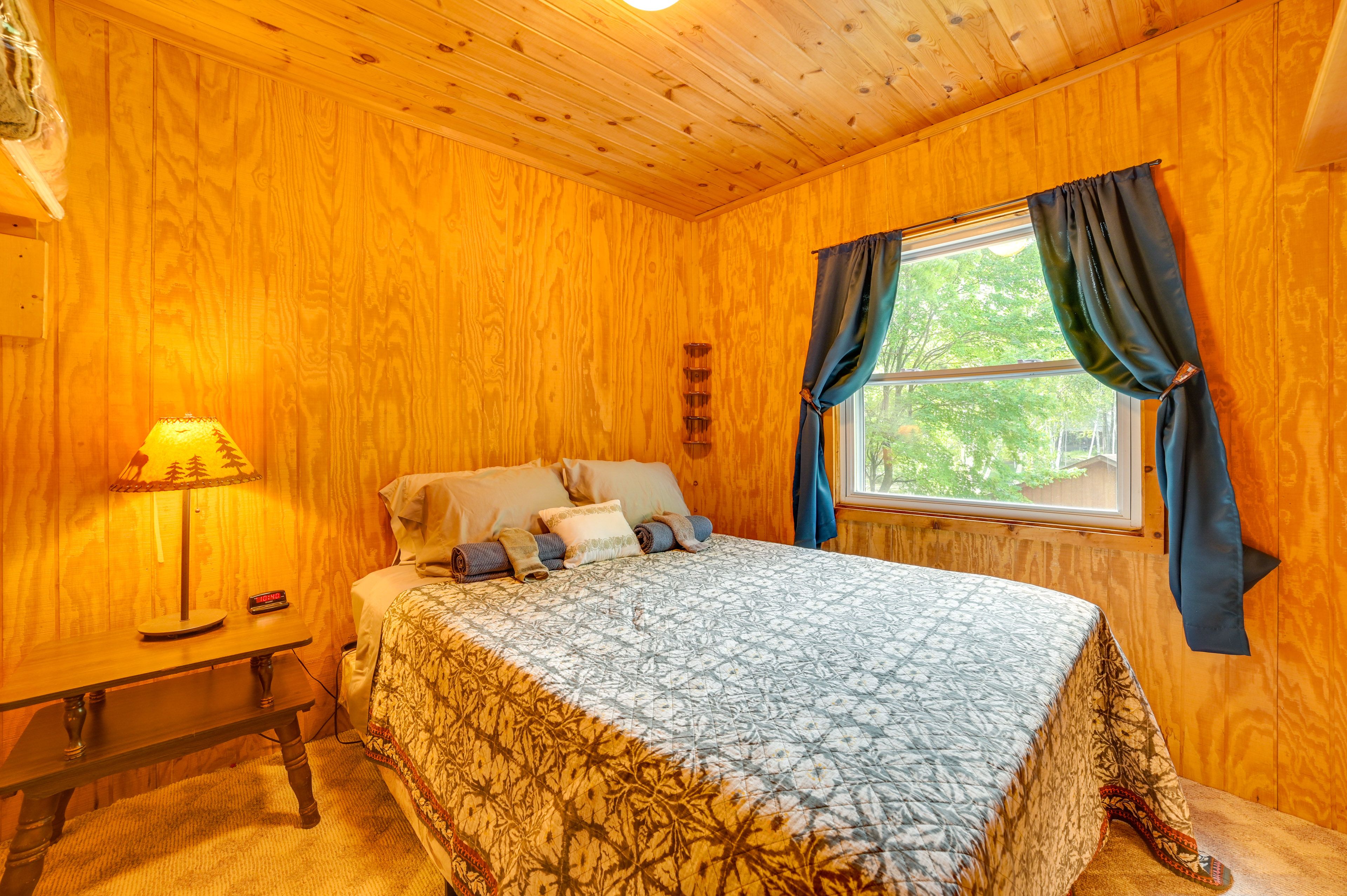 Bedroom 2 | Queen Bed