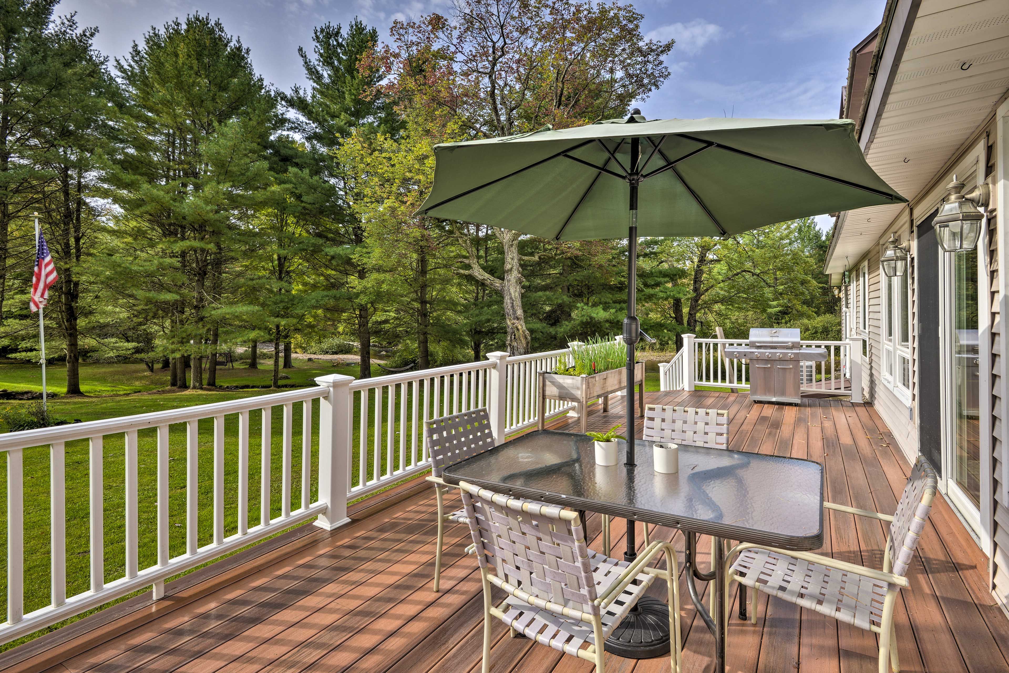 Deck | Outdoor Dining Table | Gas Grill